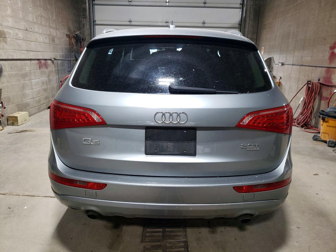 2011 Audi Q5 Premium Silver vin: WA1CFAFP7BA034448