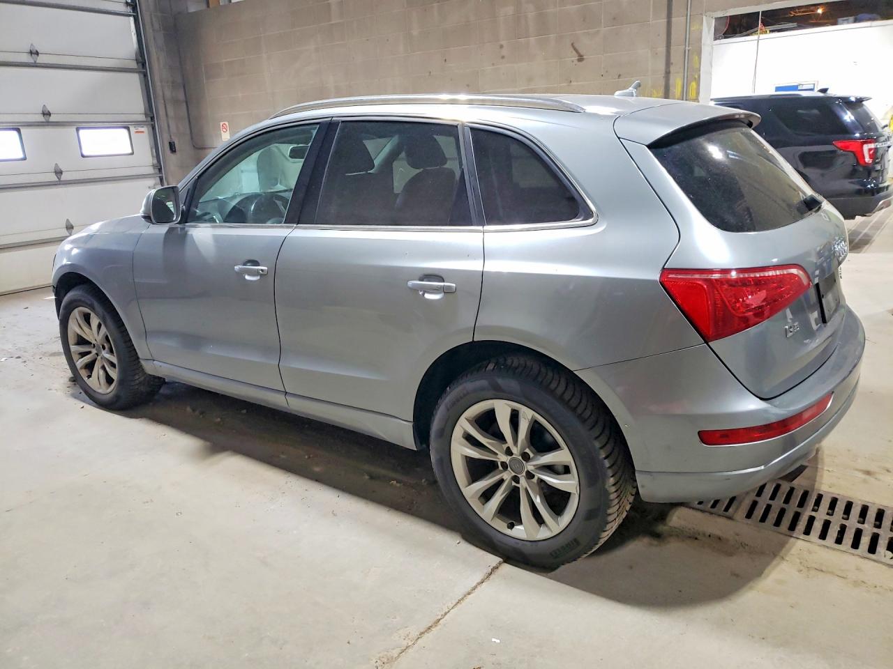 2011 Audi Q5 Premium Silver vin: WA1CFAFP7BA034448