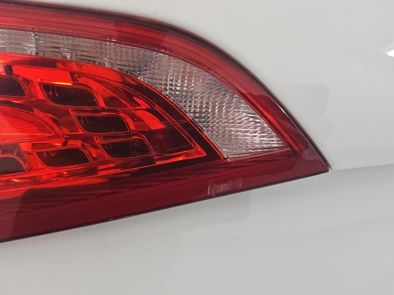2010 Audi Q5 Premium White vin: WA1CKAFP2AA087536 Damage: Right Tail Light, Cracked, Replacement Required