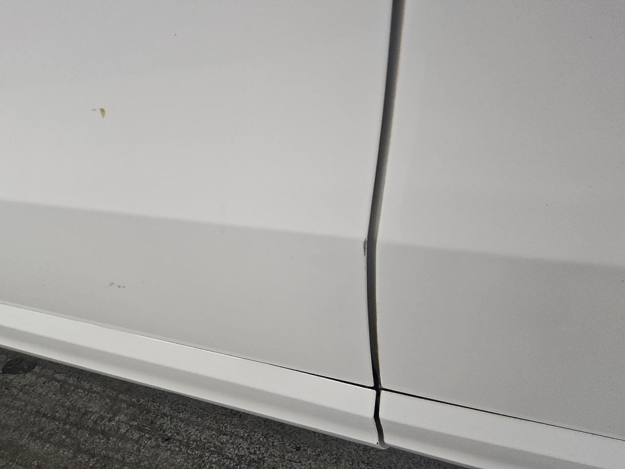 2010 Audi Q5 Premium White vin: WA1CKAFP2AA087536 Damage: Left Front Door, Heavy Scratch, 1 To 2 Inches
