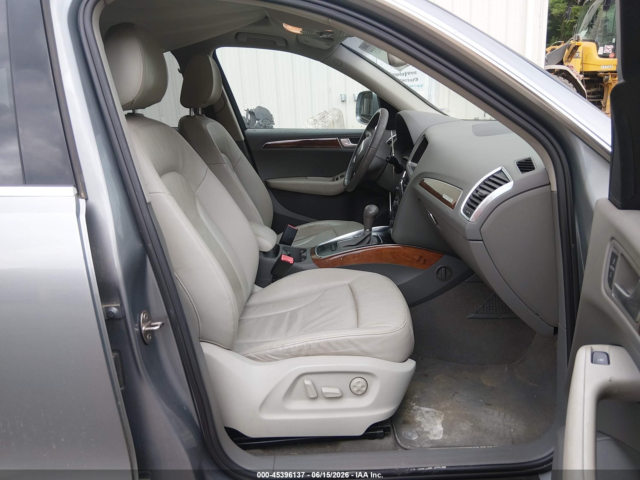 2010 Audi Q5 3.2 Premium Silver vin: WA1CKAFP7AA044536
