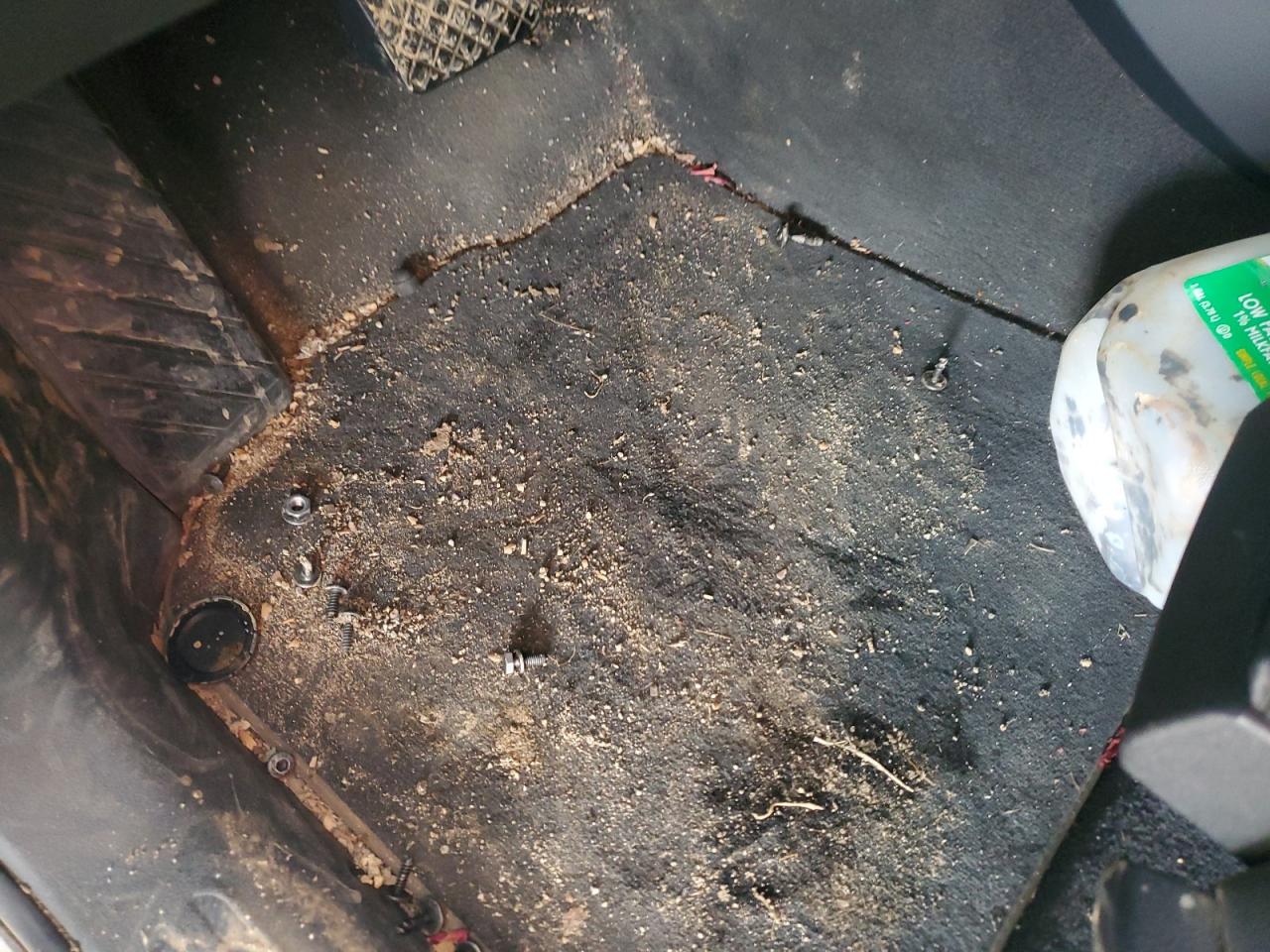 2014 Audi Q5 Tdi Premium Plus Серебряный vin: WA1DMAFP1EA087841 Damage: Left Front Carpet, Stained, Permanent
