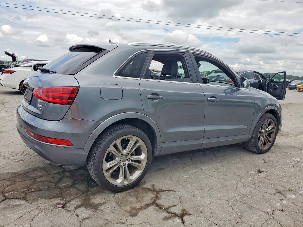 2015 Audi Q3 Premium Plus Серый vin: WA1EFCFS0FR003199