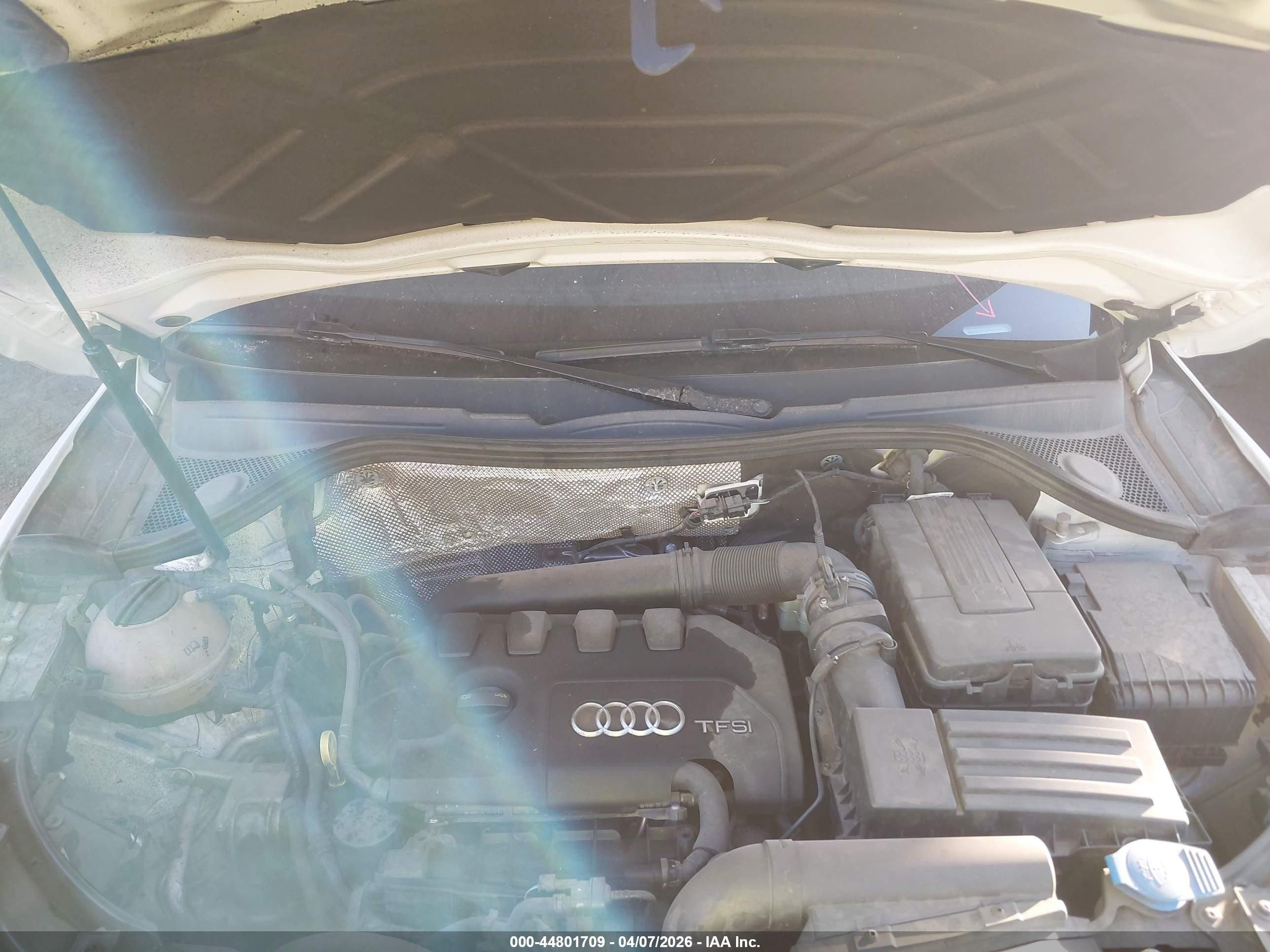 2015 Audi Q3 2.0t Premium Plus White vin: WA1EFCFS0FR012159