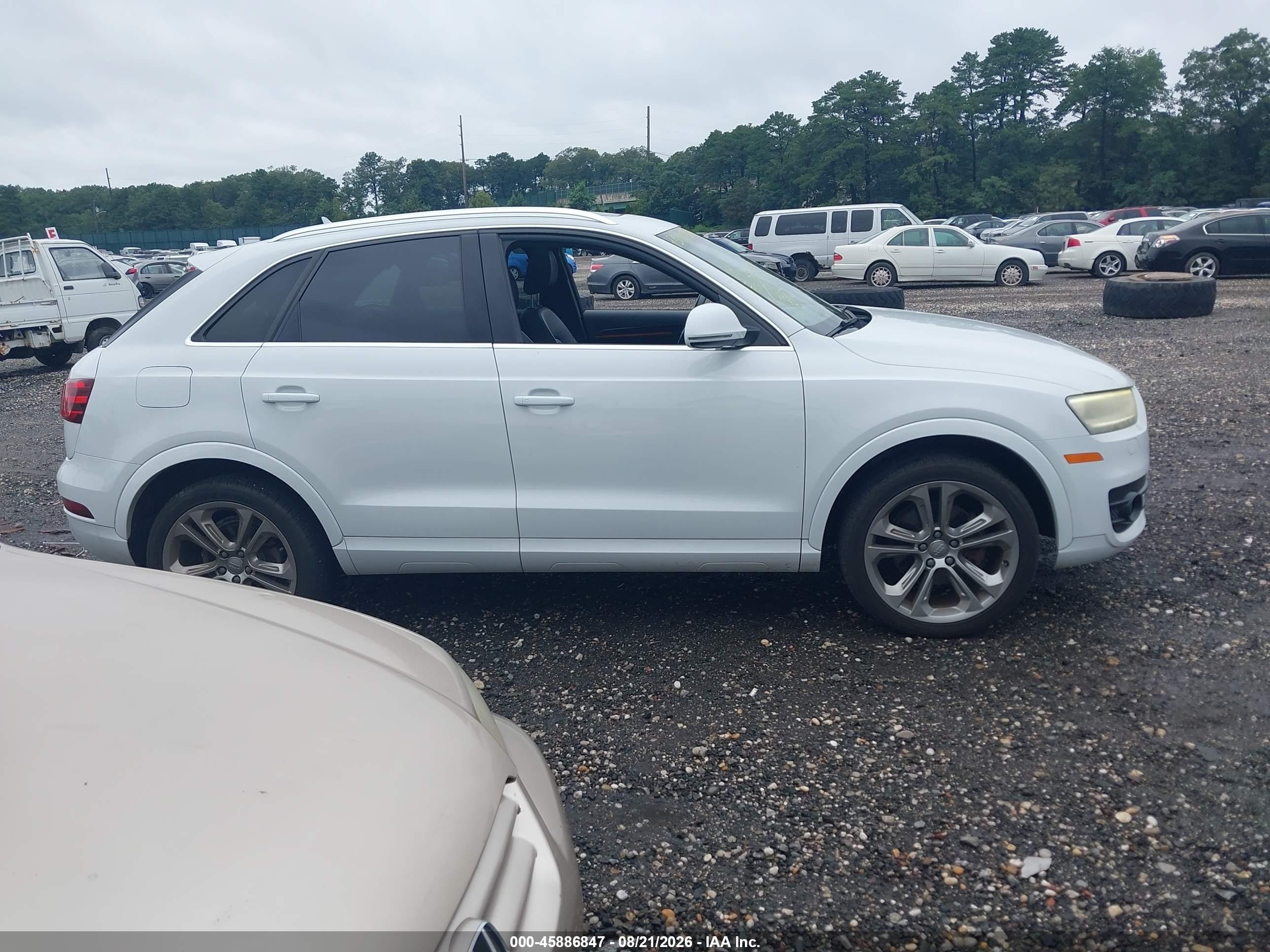 2015 Audi Q3 2.0t Premium Plus White vin: WA1EFCFS4FR010415
