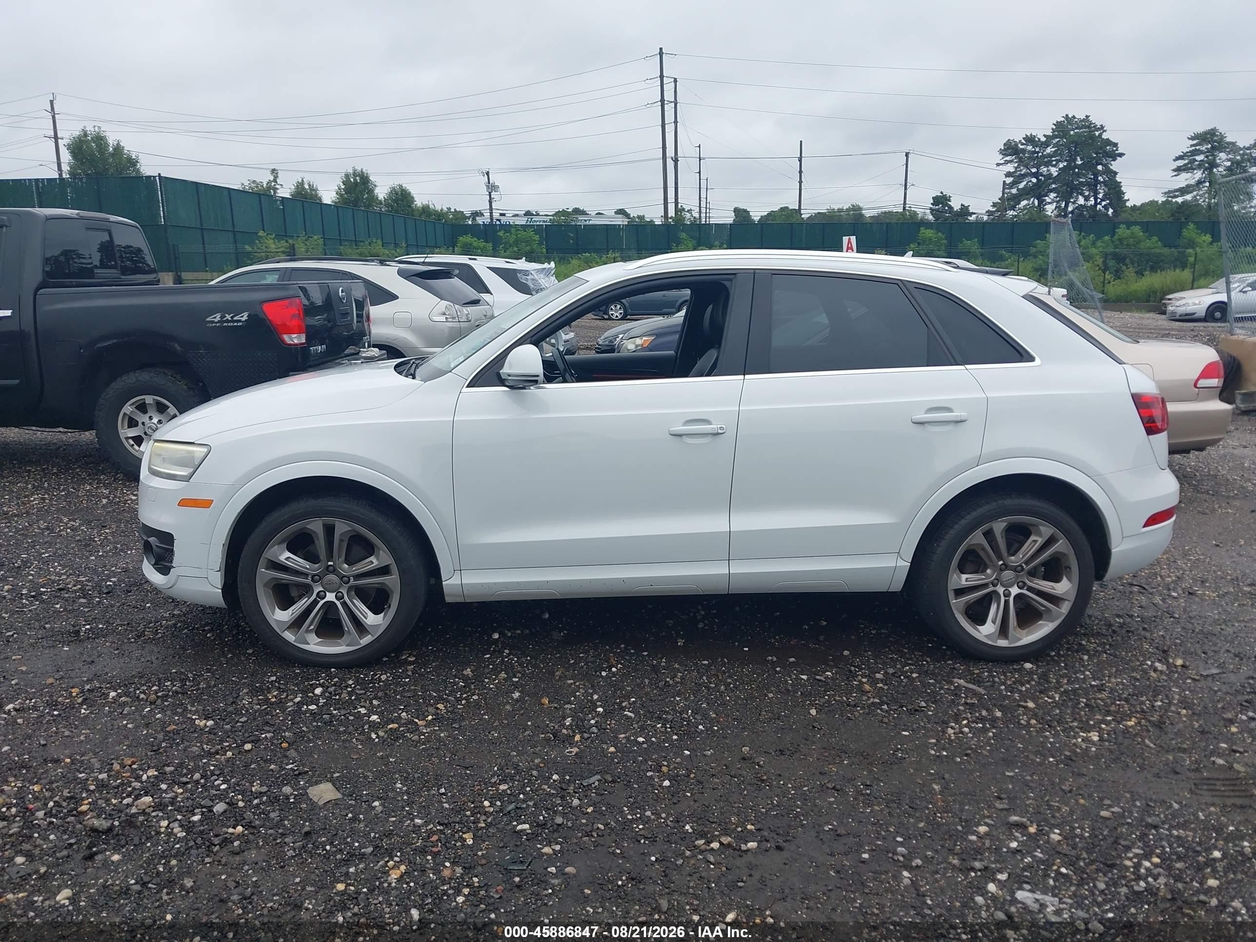 2015 Audi Q3 2.0t Premium Plus White vin: WA1EFCFS4FR010415