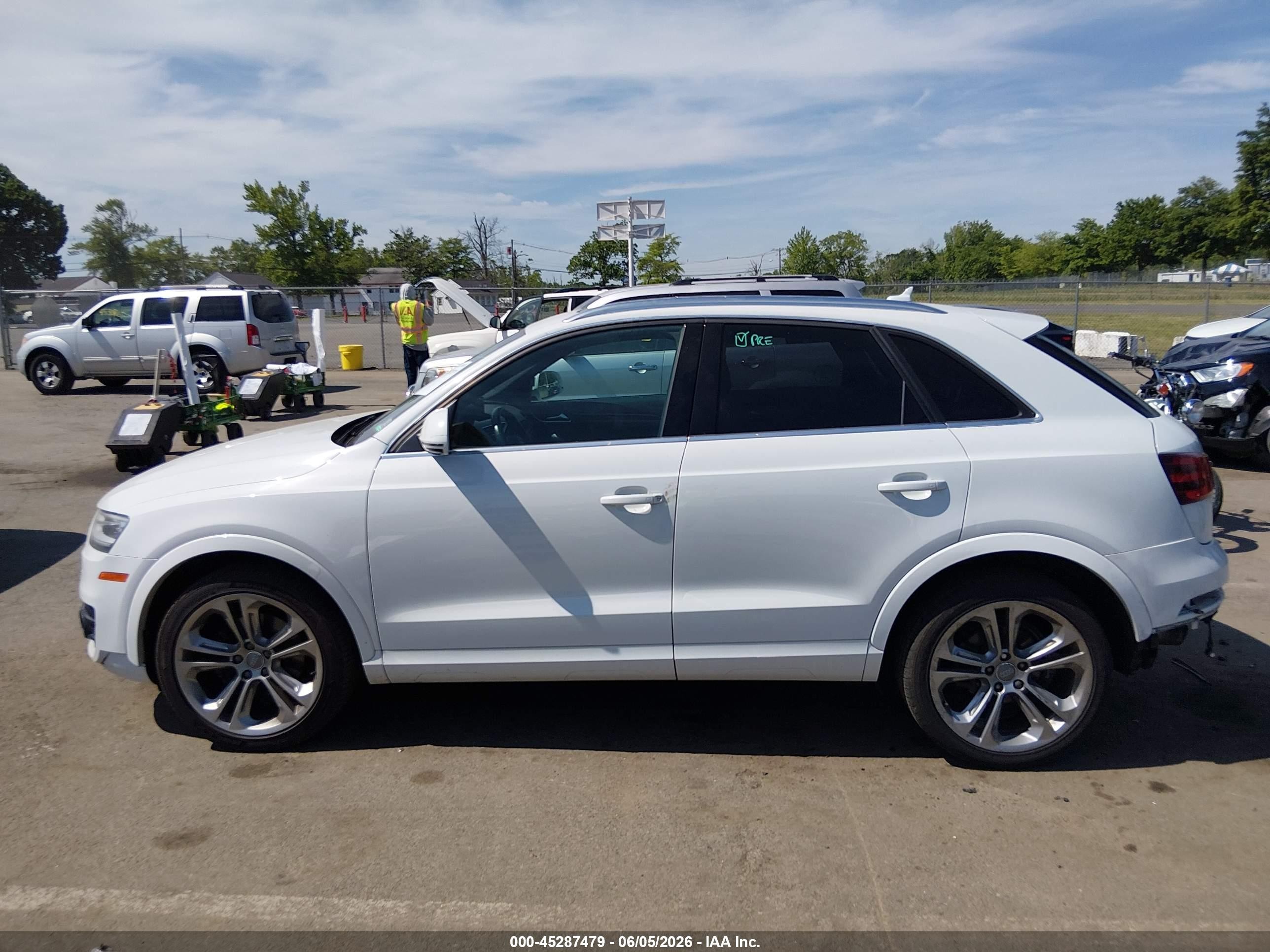2015 Audi Q3 2.0t Premium Plus White vin: WA1GFCFS6FR003832