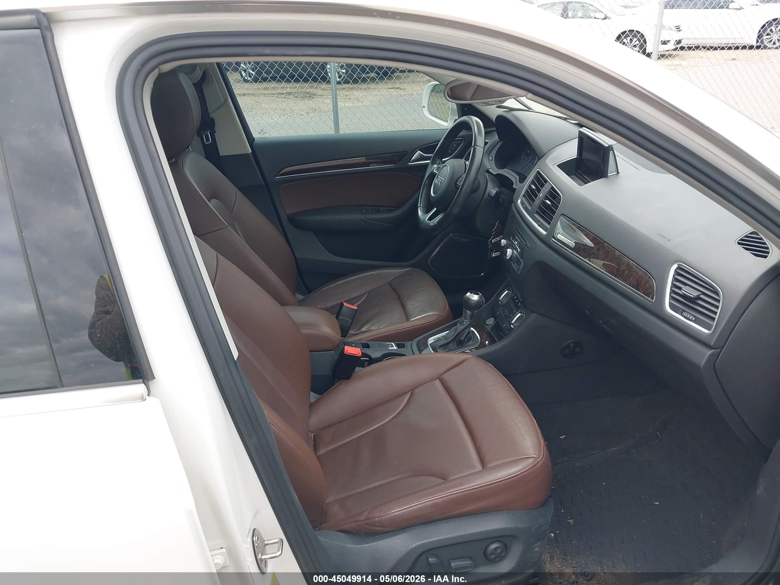 2015 Audi Q3 2.0t Premium Plus Белый vin: WA1GFCFS9FR006840