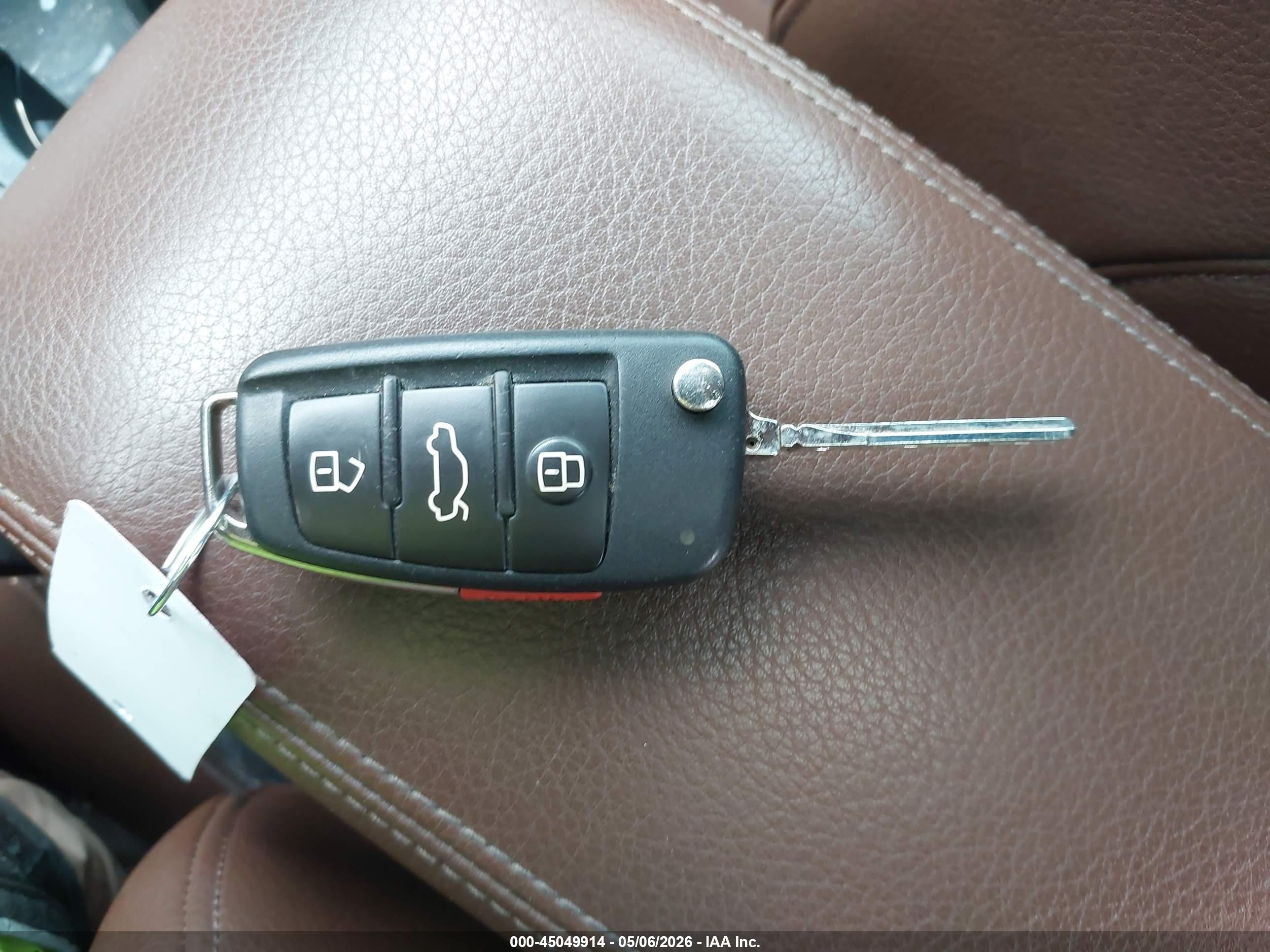 2015 Audi Q3 2.0t Premium Plus Белый vin: WA1GFCFS9FR006840