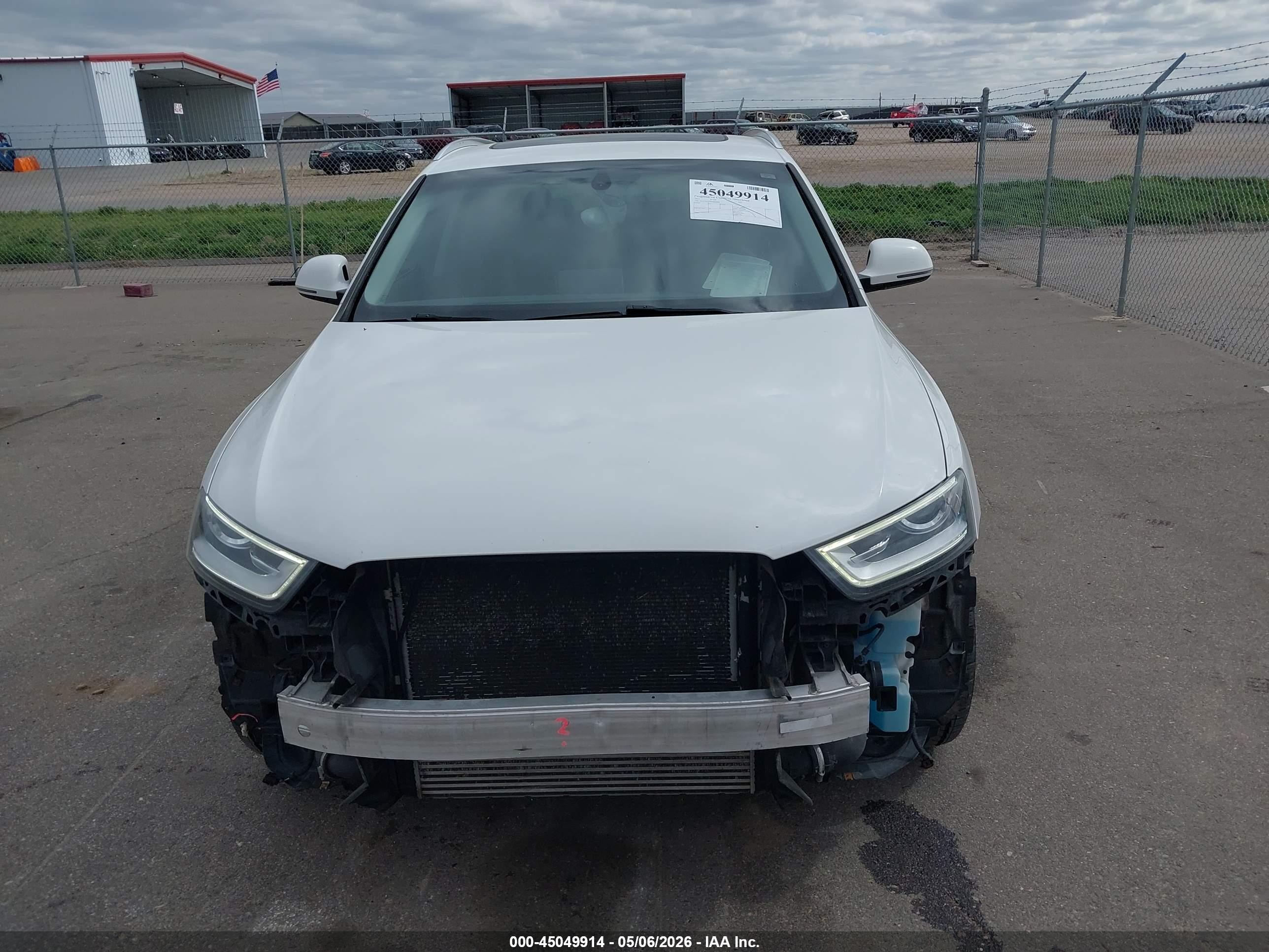2015 Audi Q3 2.0t Premium Plus Белый vin: WA1GFCFS9FR006840