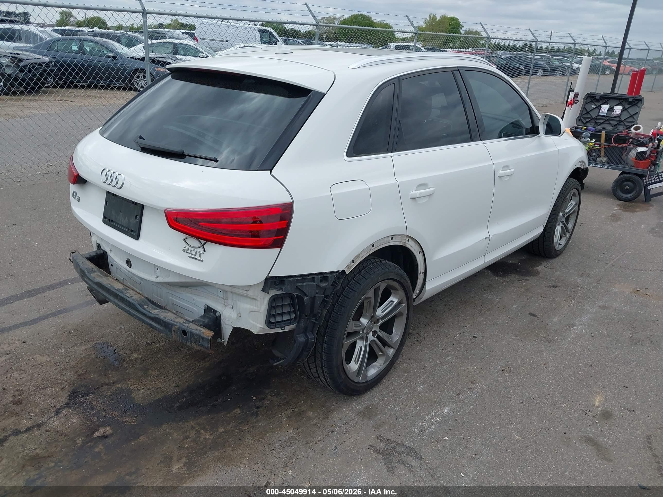 2015 Audi Q3 2.0t Premium Plus Белый vin: WA1GFCFS9FR006840