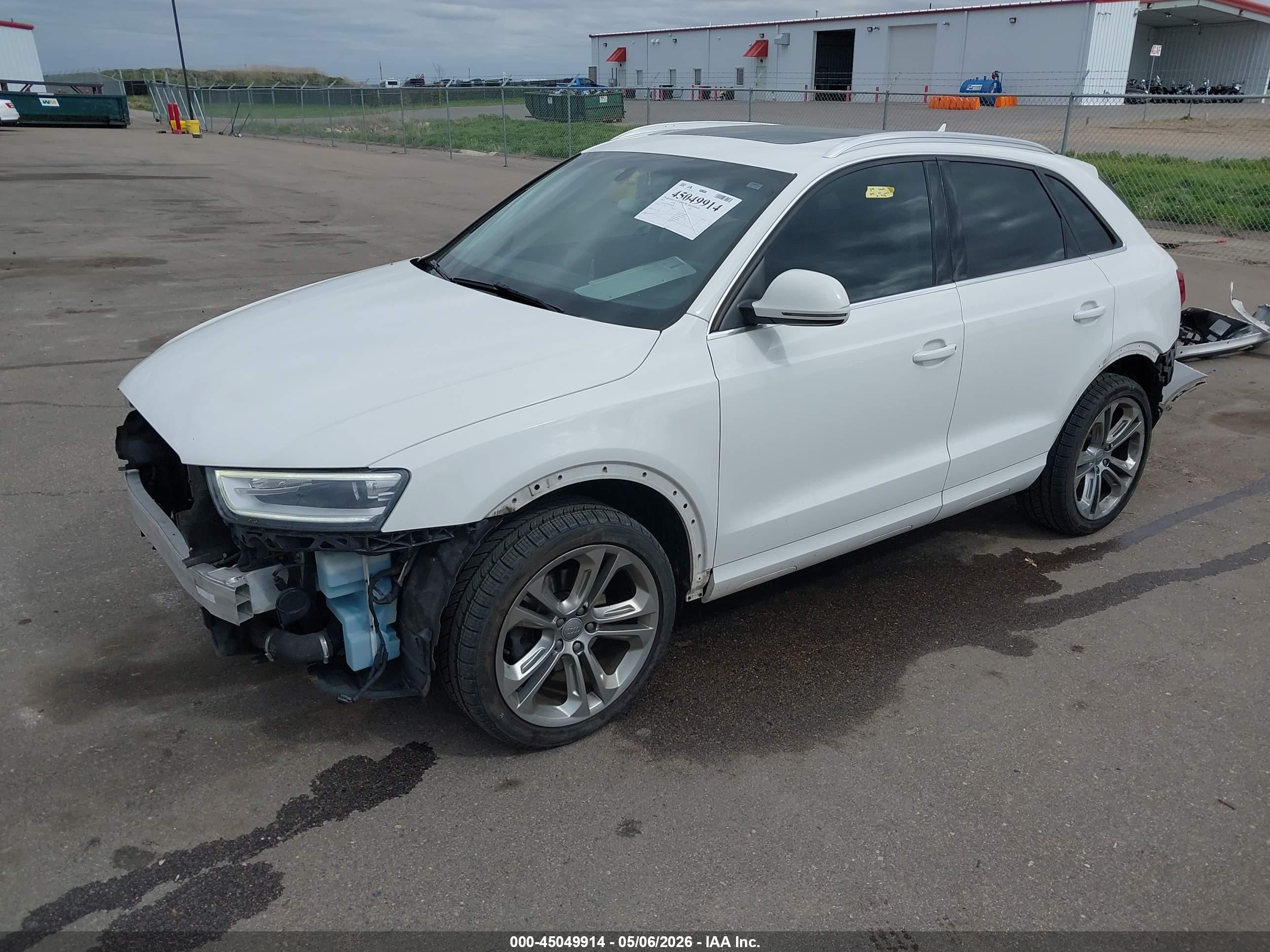 2015 Audi Q3 2.0t Premium Plus Белый vin: WA1GFCFS9FR006840