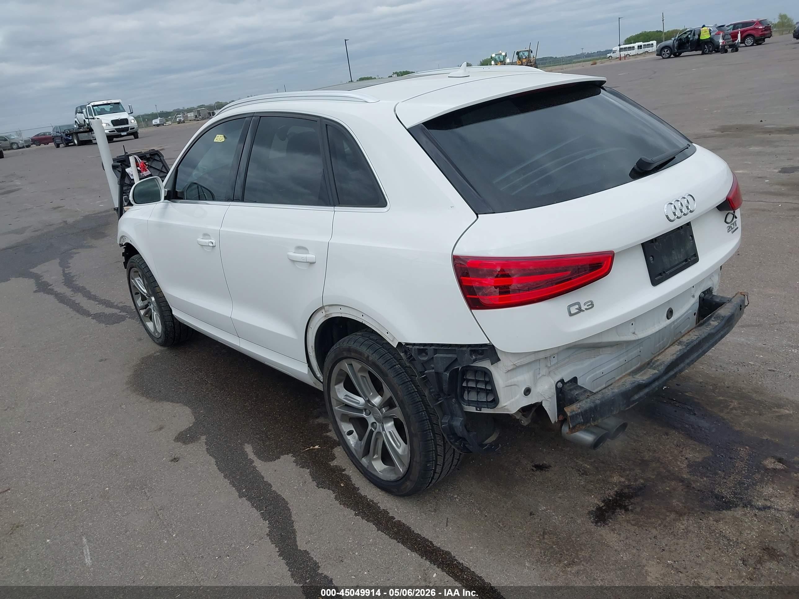 2015 Audi Q3 2.0t Premium Plus Белый vin: WA1GFCFS9FR006840