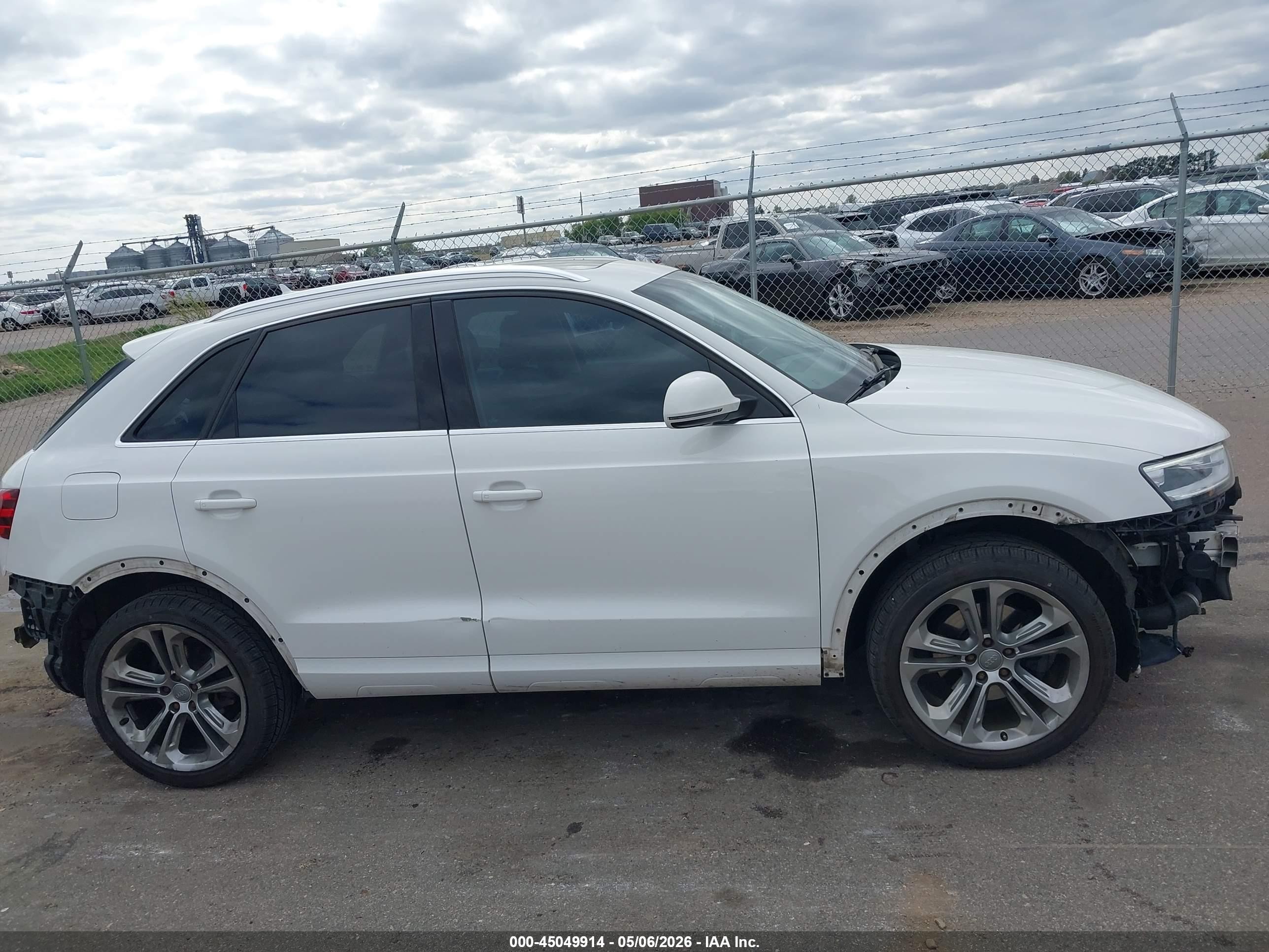 2015 Audi Q3 2.0t Premium Plus Белый vin: WA1GFCFS9FR006840