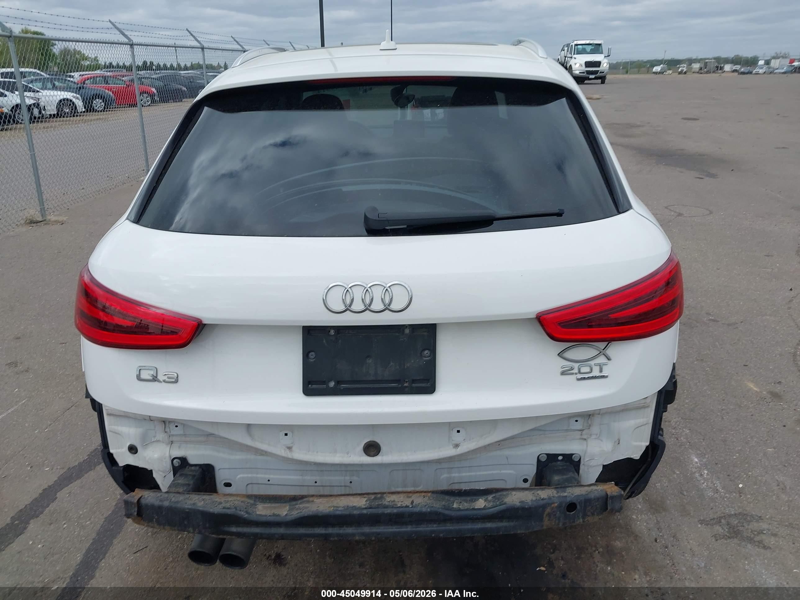 2015 Audi Q3 2.0t Premium Plus Белый vin: WA1GFCFS9FR006840