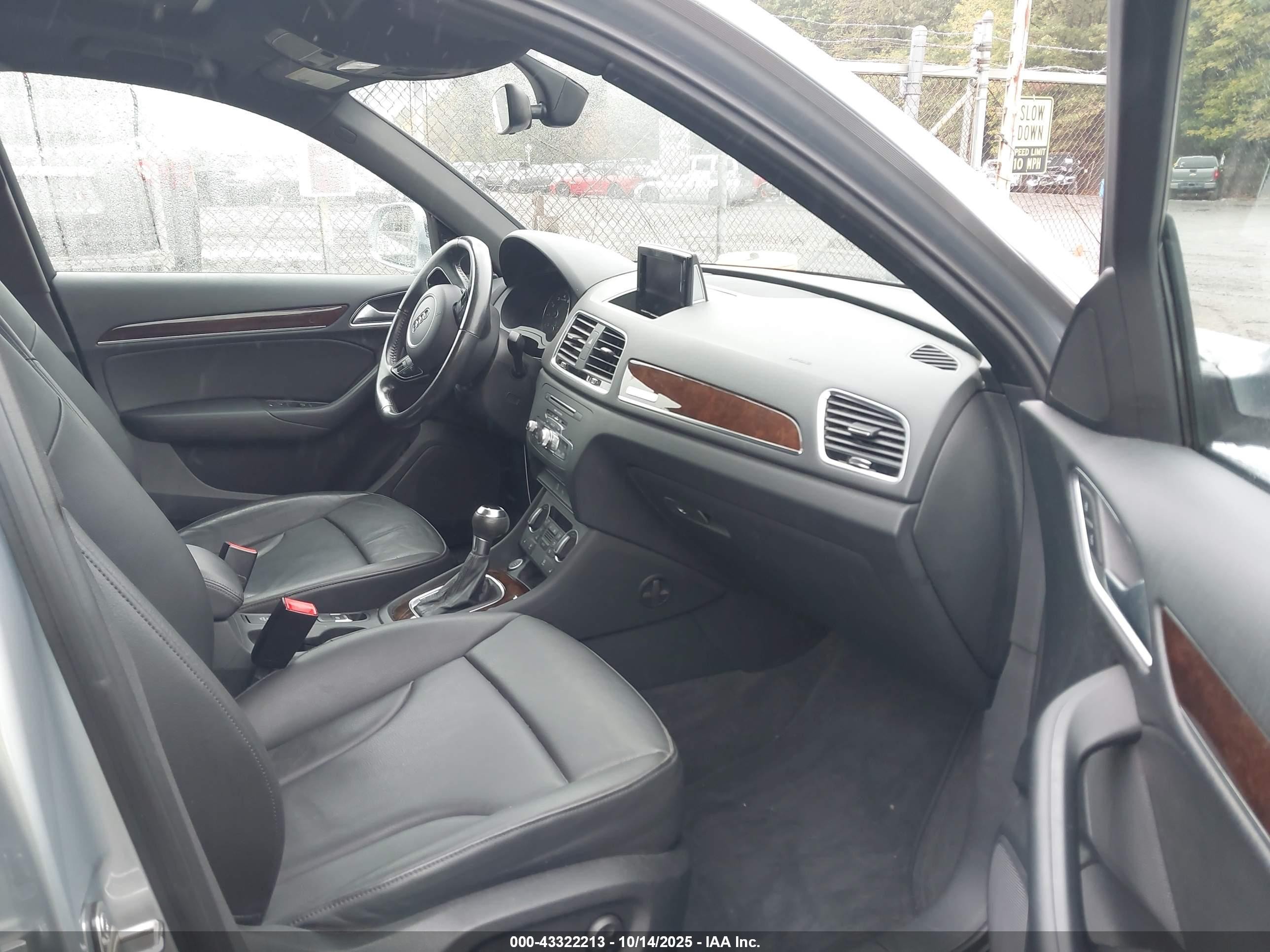 2018 Audi Q3 2.0t Premium/2.0t Sport Premium Silver vin: WA1JCCFS0JR021380
