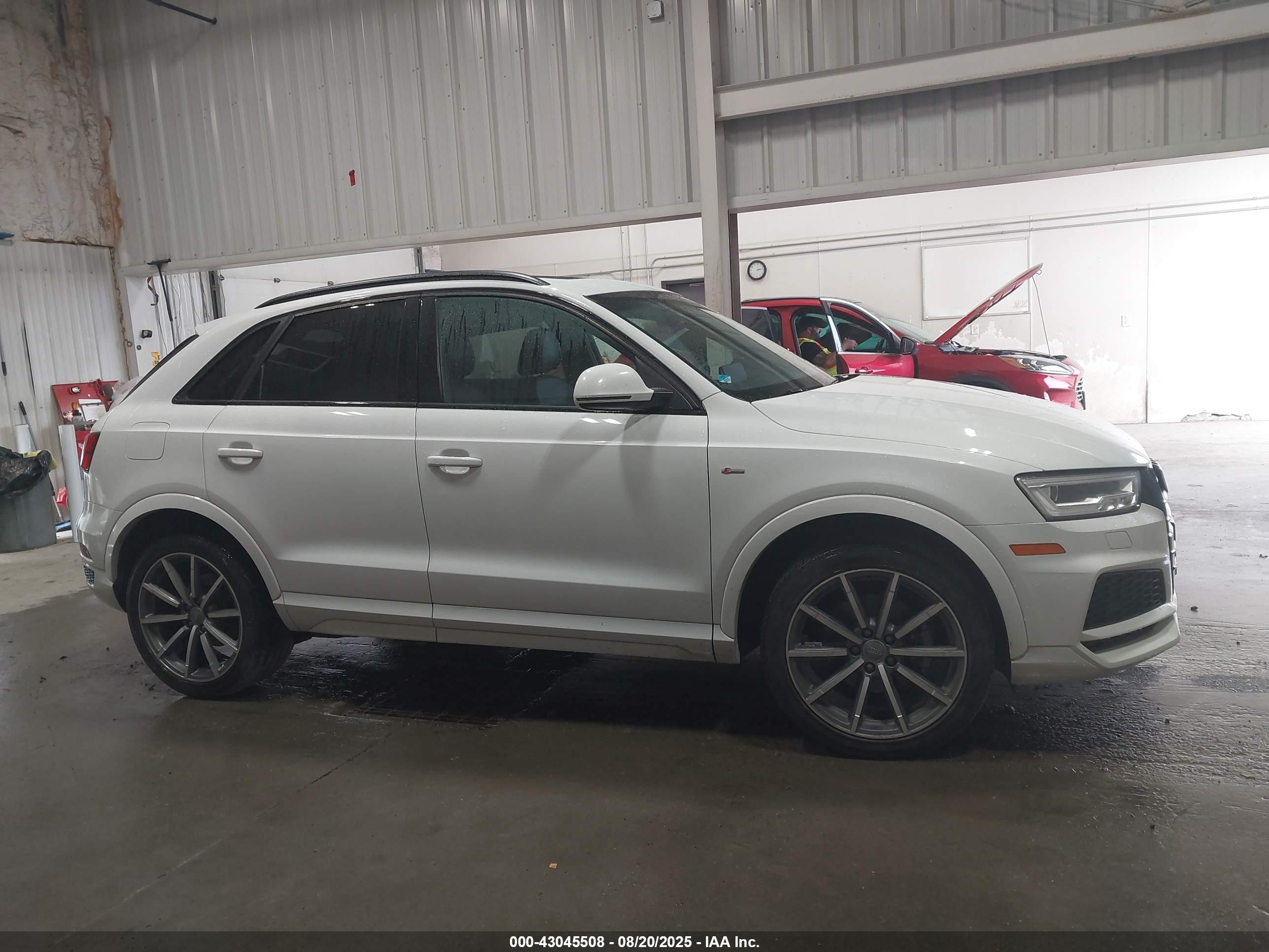 2018 Audi Q3 2.0t Premium/2.0t Sport Premium White vin: WA1JCCFS3JR001107