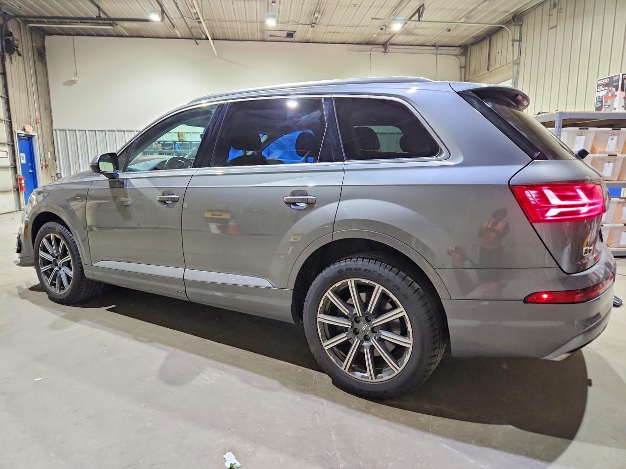 2017 Audi Q7 Premium Plus Серый vin: WA1LAAF70HD000079