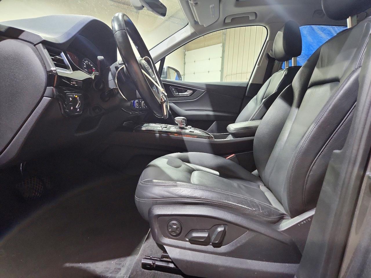 2017 Audi Q7 Premium Plus Серый vin: WA1LAAF70HD000079