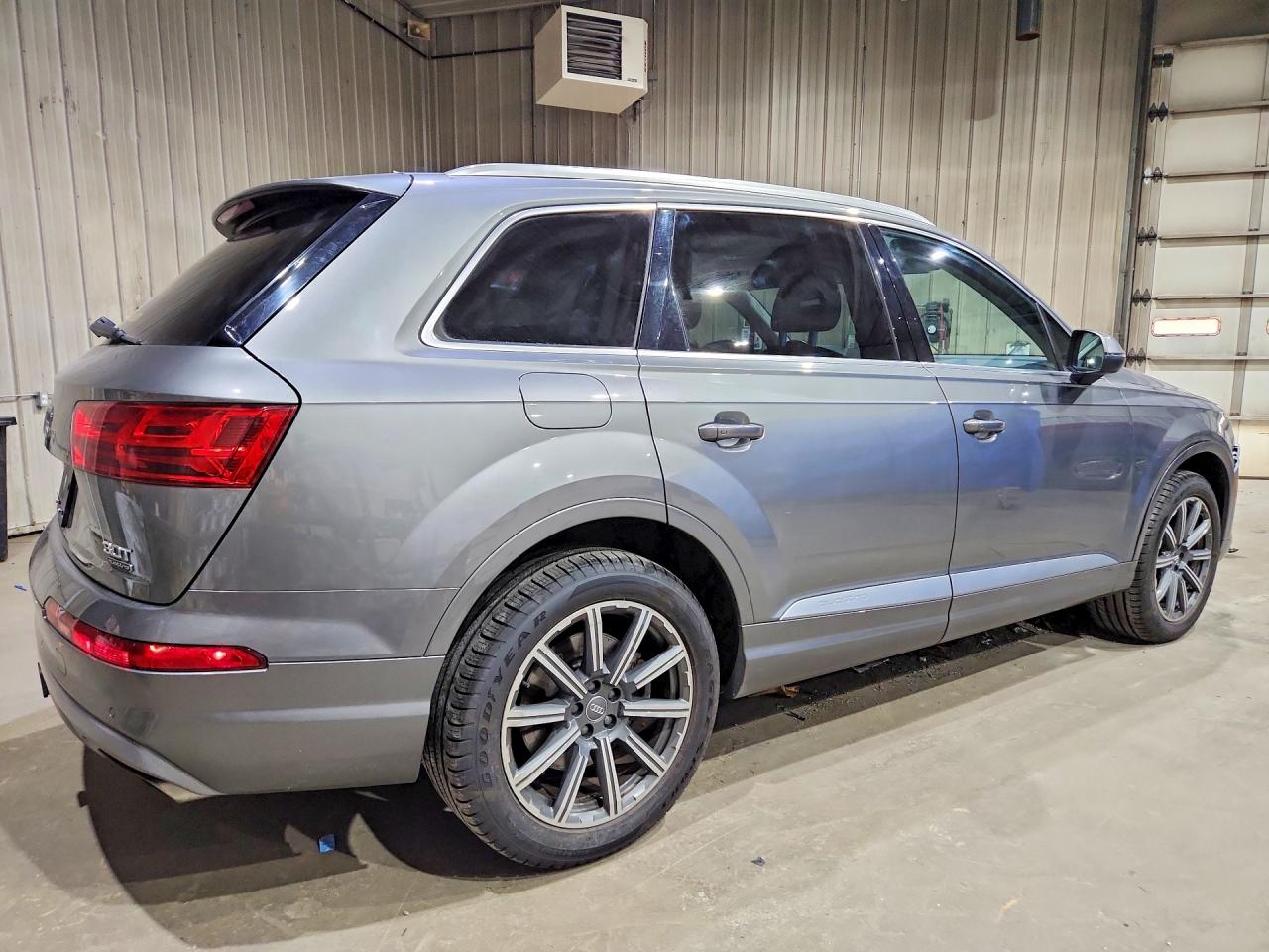 2017 Audi Q7 Premium Plus Серый vin: WA1LAAF70HD000079