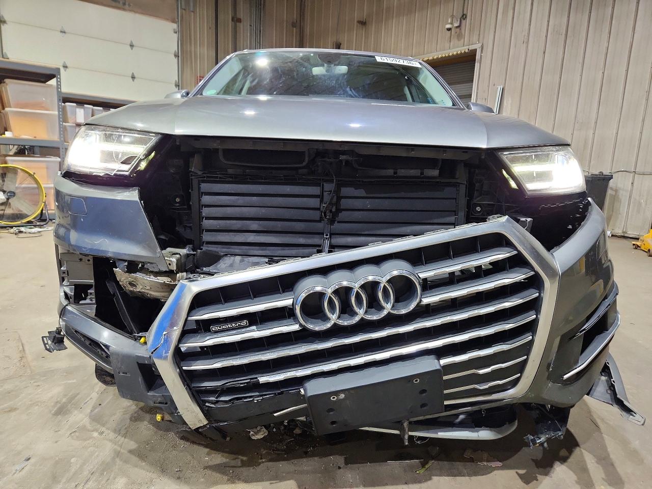 2017 Audi Q7 Premium Plus Серый vin: WA1LAAF70HD000079