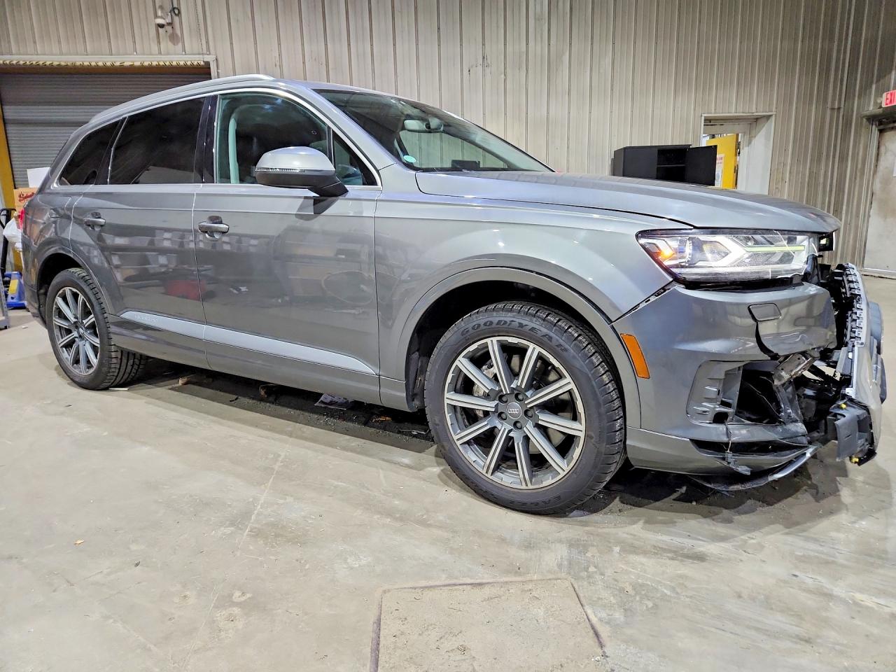 2017 Audi Q7 Premium Plus Серый vin: WA1LAAF70HD000079