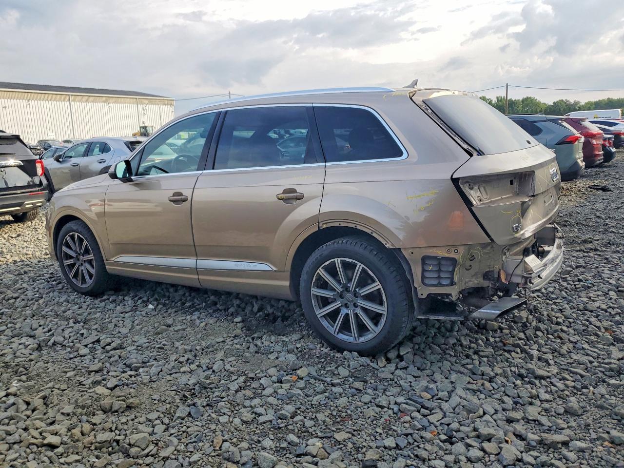 2018 Audi Q7 Premium Plus Tan vin: WA1LAAF70JD007457