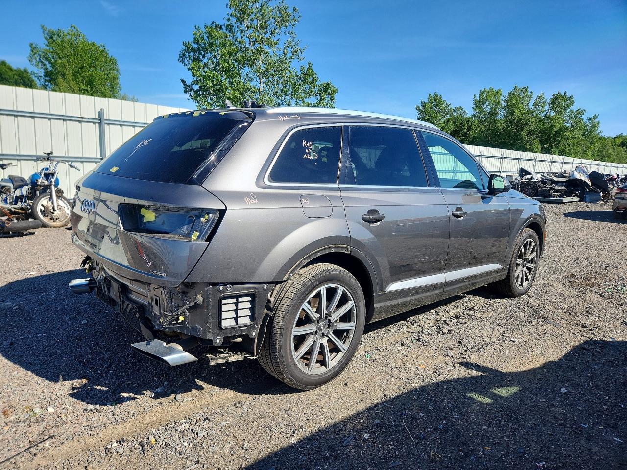 2019 Audi Q7 Premium Plus Серебряный vin: WA1LAAF74KD047882