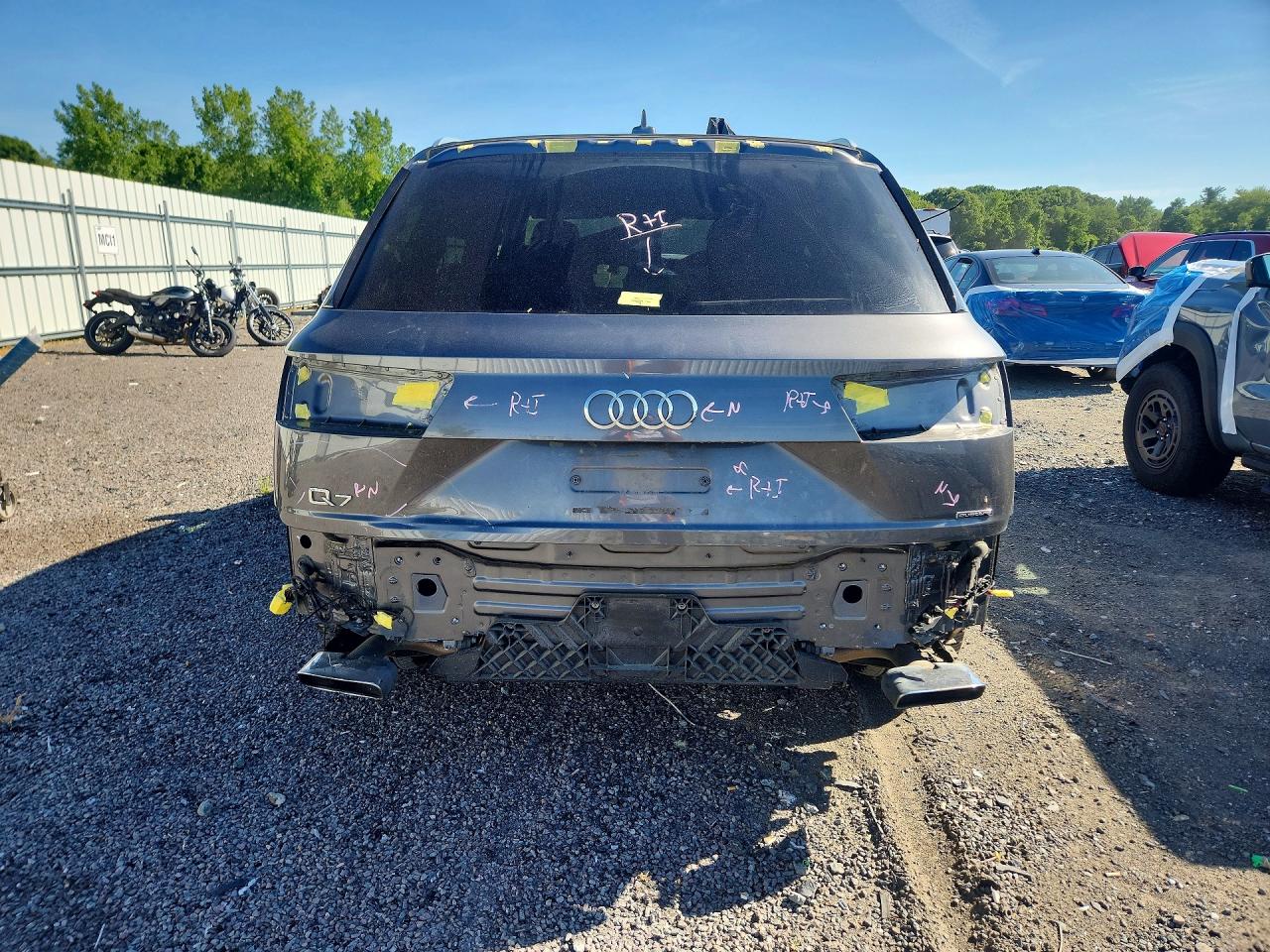 2019 Audi Q7 Premium Plus Серебряный vin: WA1LAAF74KD047882