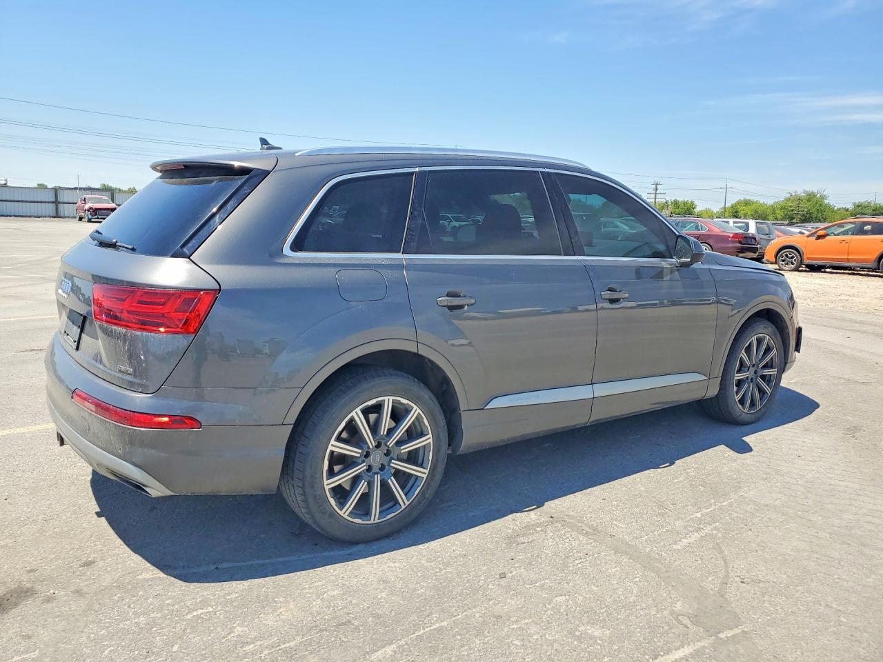 2018 Audi Q7 Premium Plus Угольный vin: WA1LAAF76JD040561