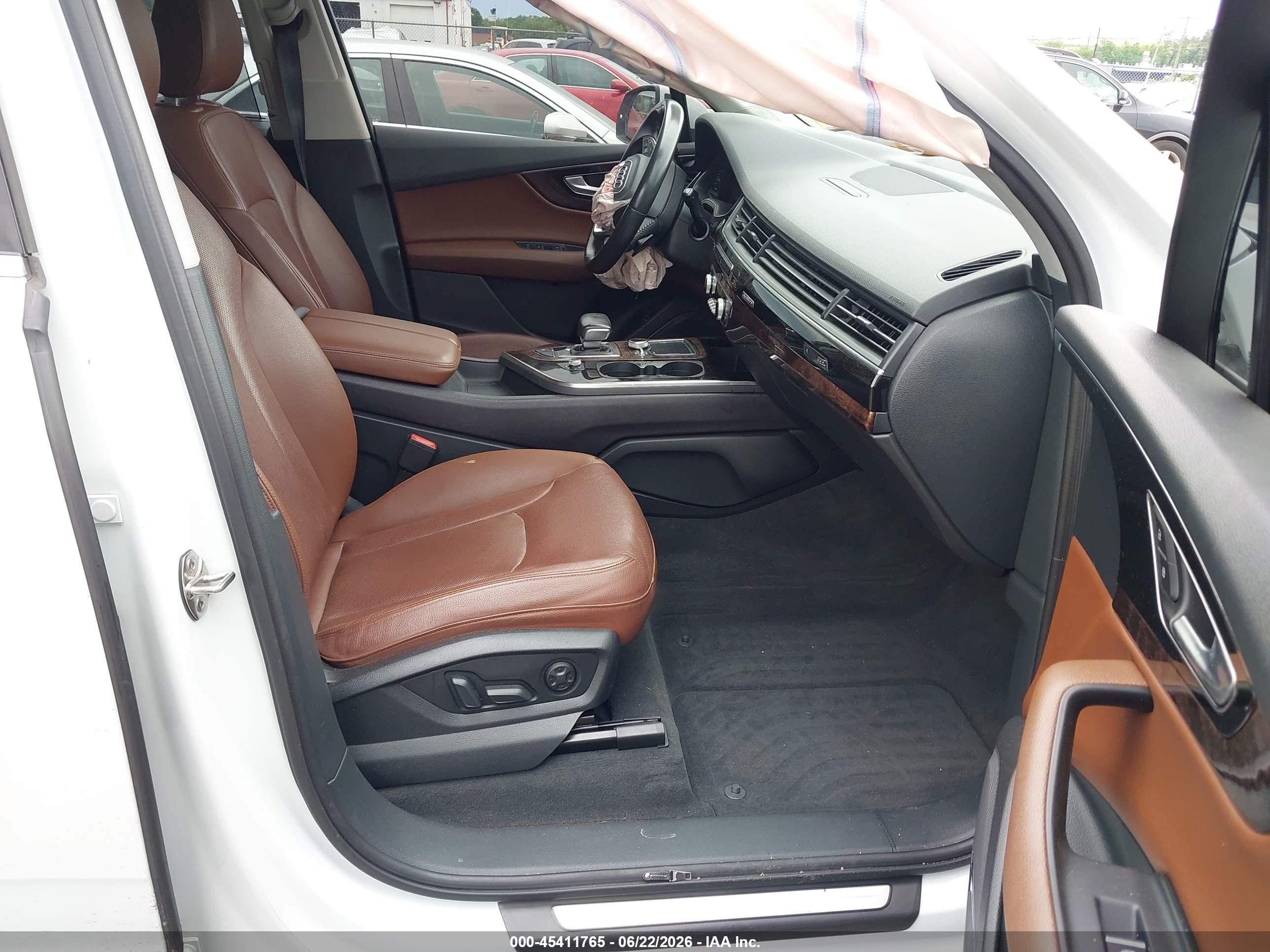 2019 Audi Q7   White vin: WA1LAAF76KD021980