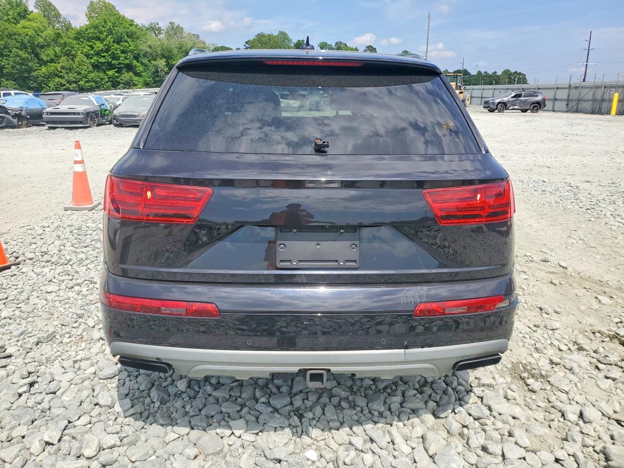 2017 Audi Q7 Premium Plus Черный vin: WA1LAAF78HD010097