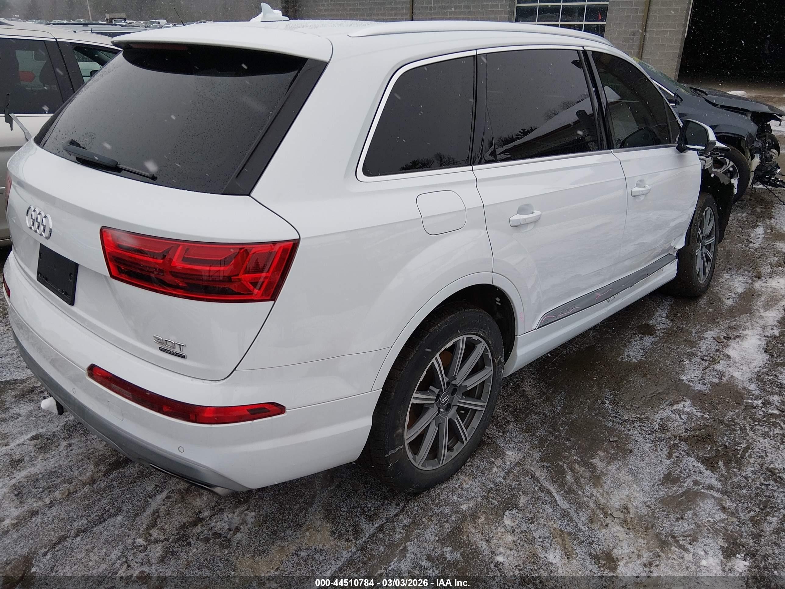 2018 Audi Q7 3.0t Premium White vin: WA1LAAF7XJD052793