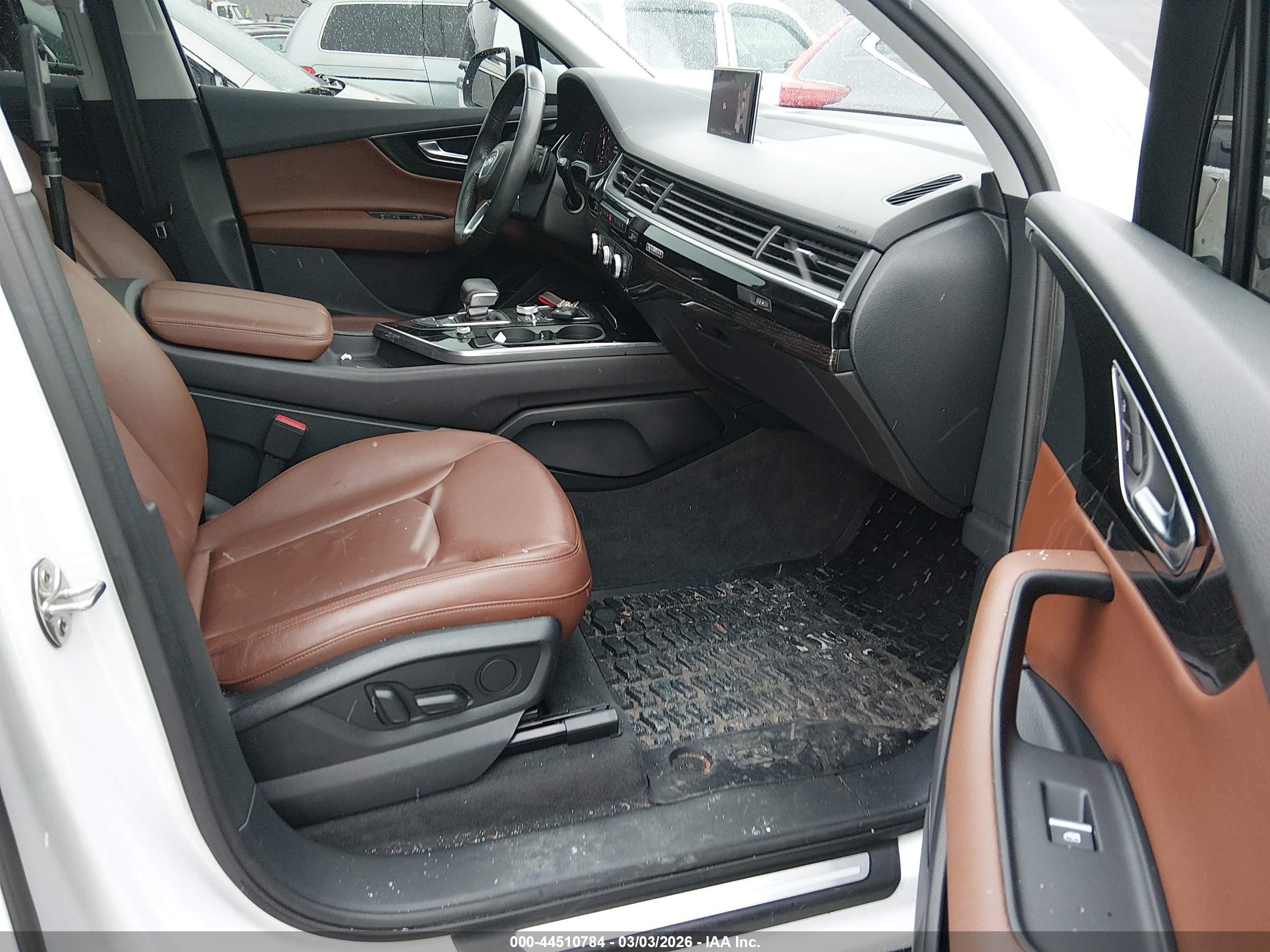 2018 Audi Q7 3.0t Premium White vin: WA1LAAF7XJD052793