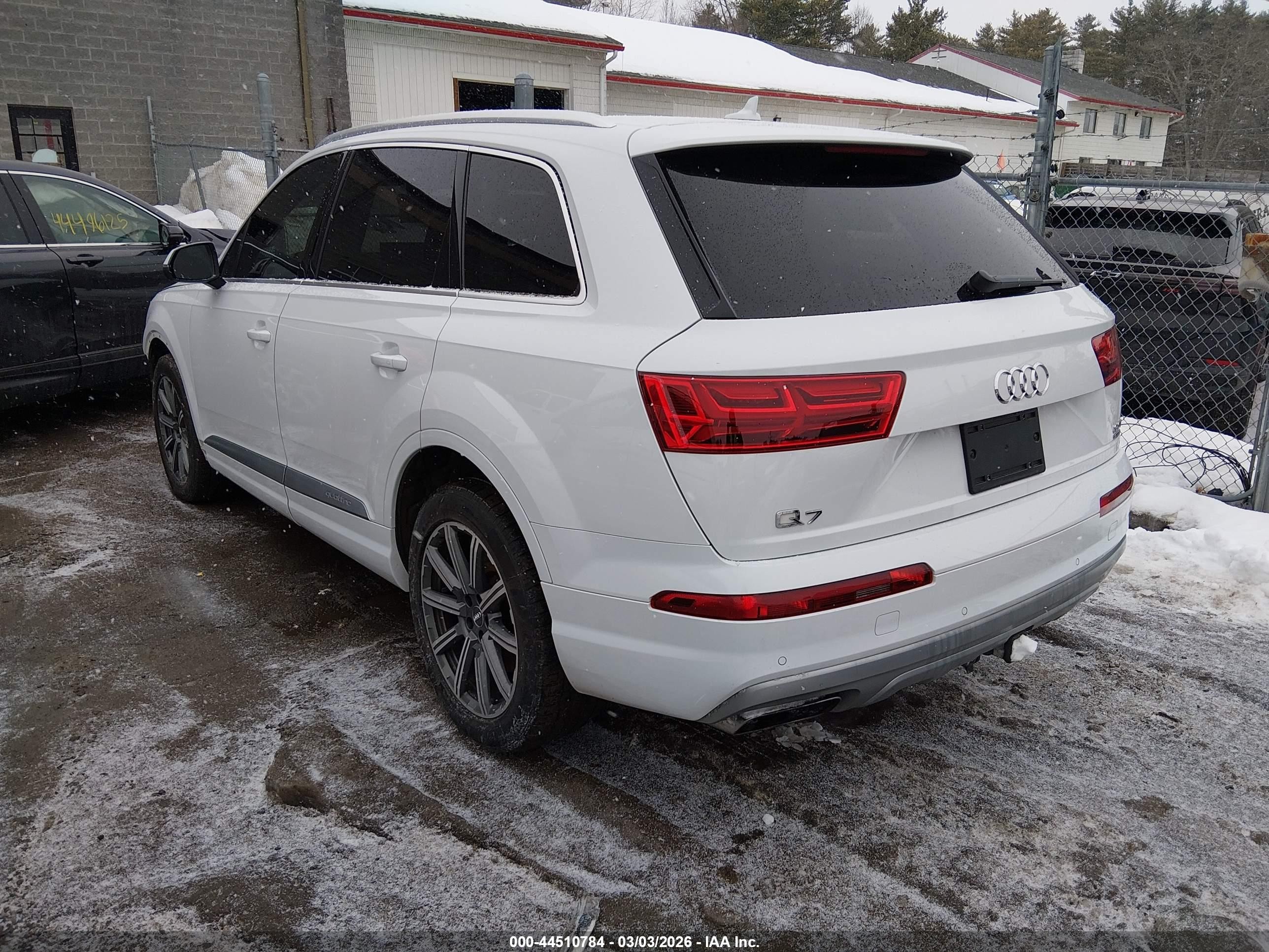 2018 Audi Q7 3.0t Premium White vin: WA1LAAF7XJD052793