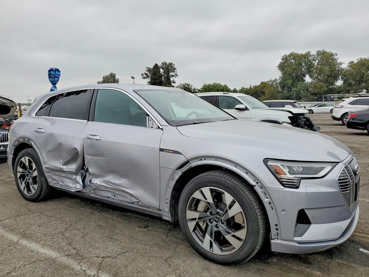 2022 Audi E-tron Premium Plus Серебряный vin: WA1LAAGE2NB033069