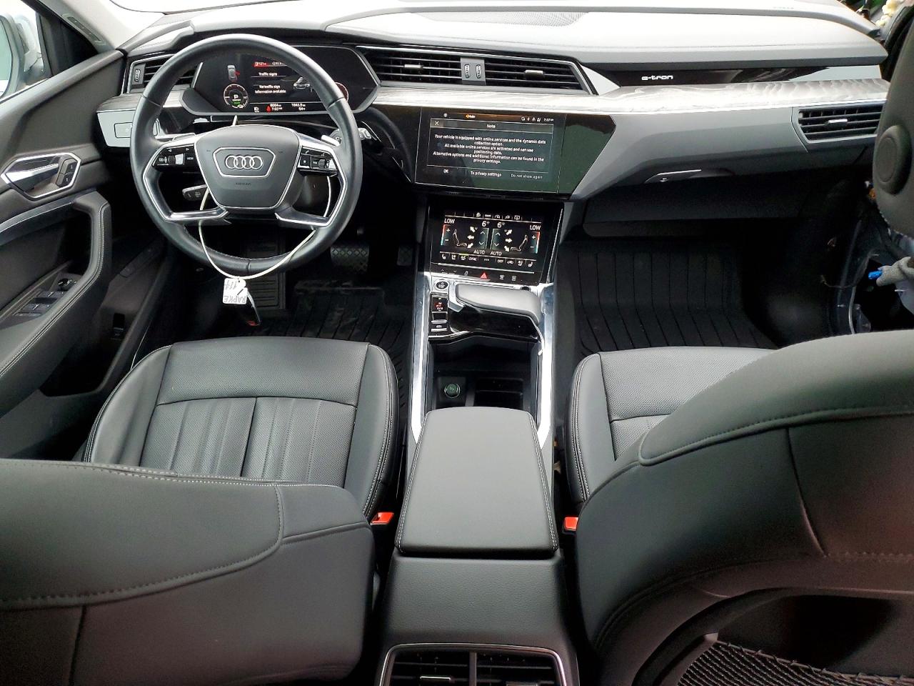 2022 Audi E-tron Premium Plus Серебряный vin: WA1LAAGE2NB033069
