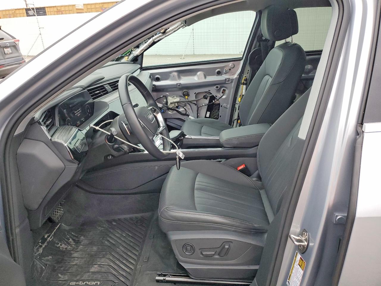 2022 Audi E-tron Premium Plus Серебряный vin: WA1LAAGE2NB033069
