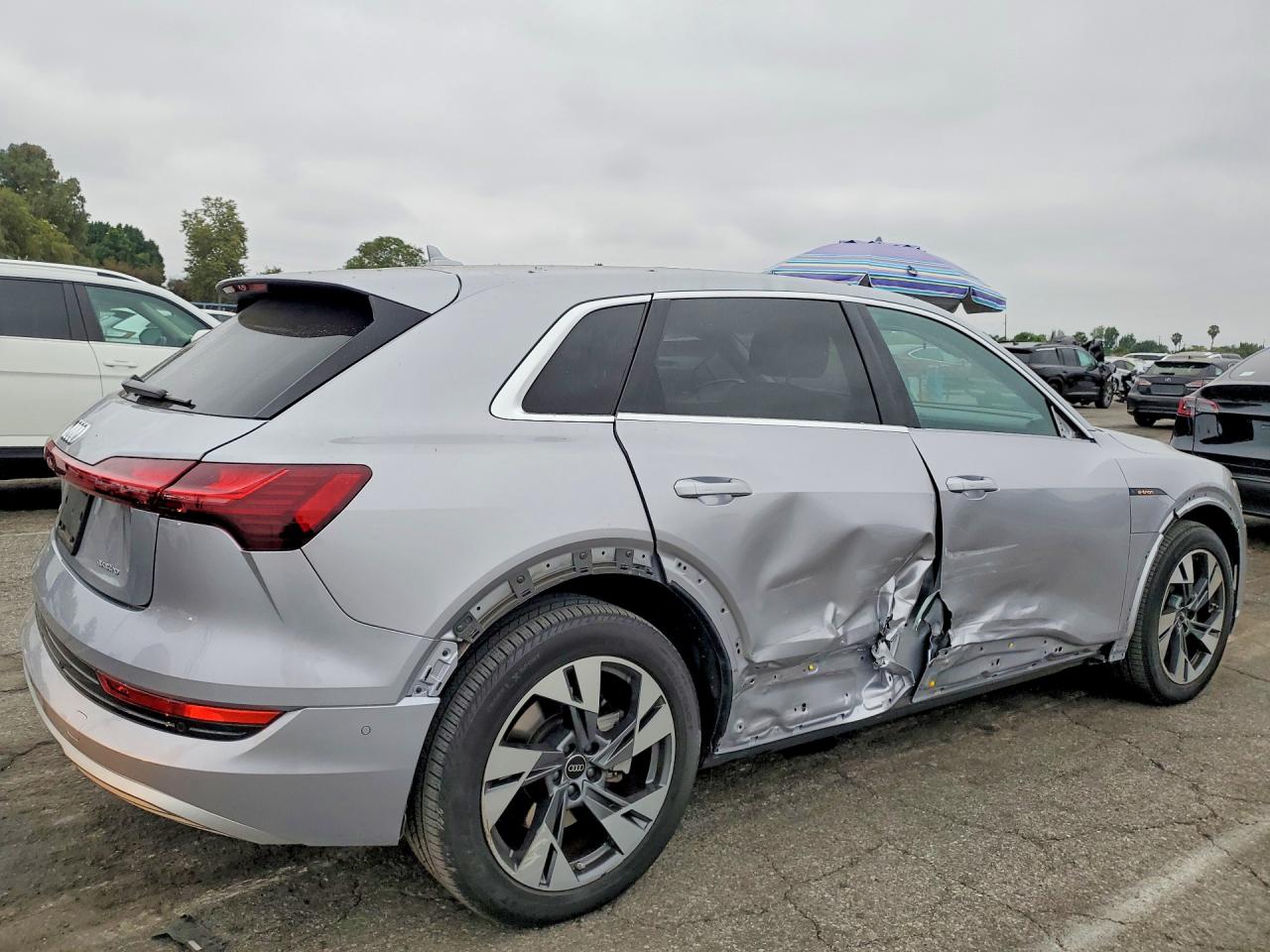 2022 Audi E-tron Premium Plus Серебряный vin: WA1LAAGE2NB033069