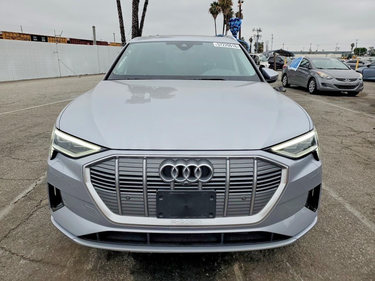 2022 Audi E-tron Premium Plus Серебряный vin: WA1LAAGE2NB033069