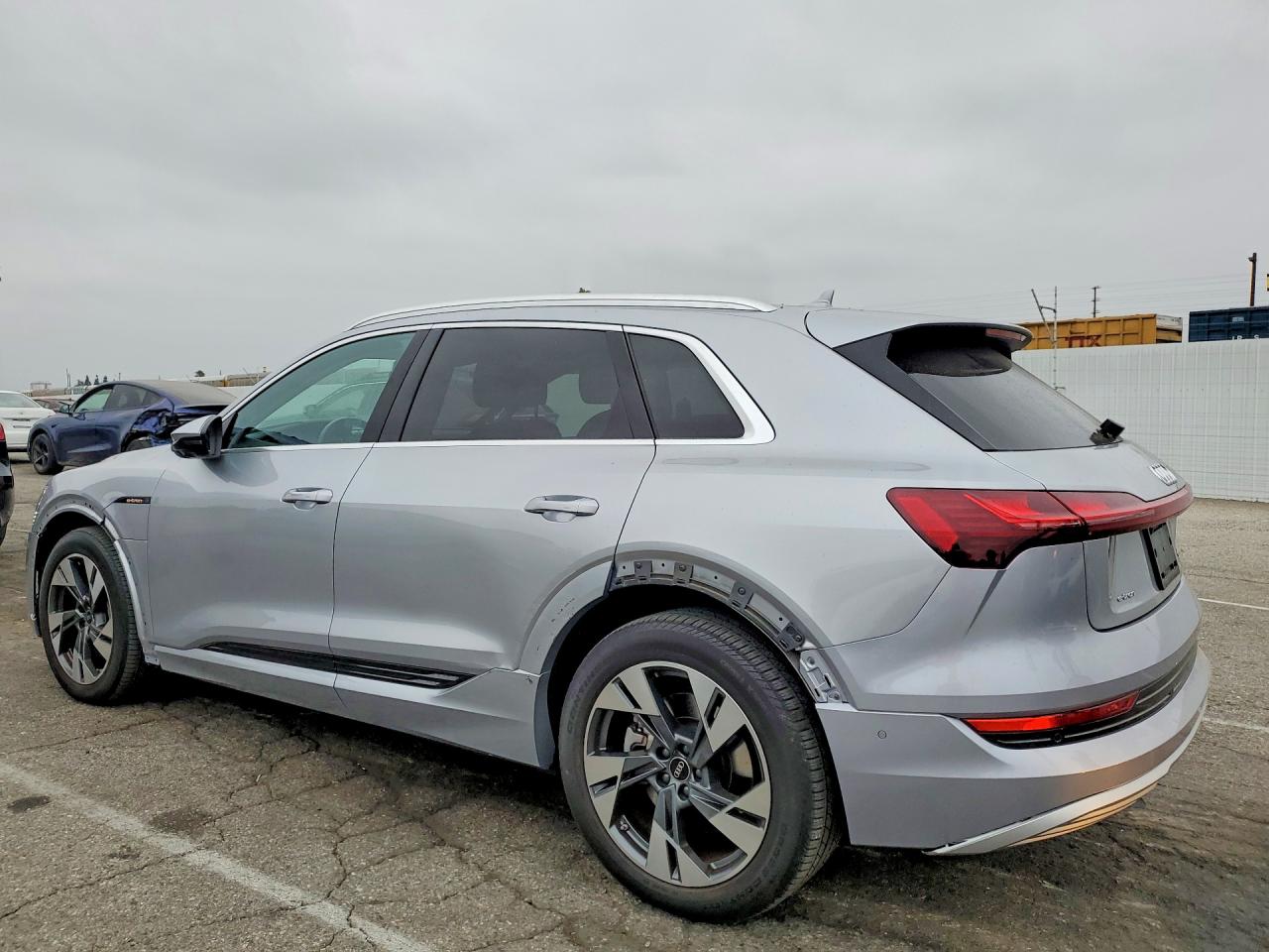 2022 Audi E-tron Premium Plus Серебряный vin: WA1LAAGE2NB033069