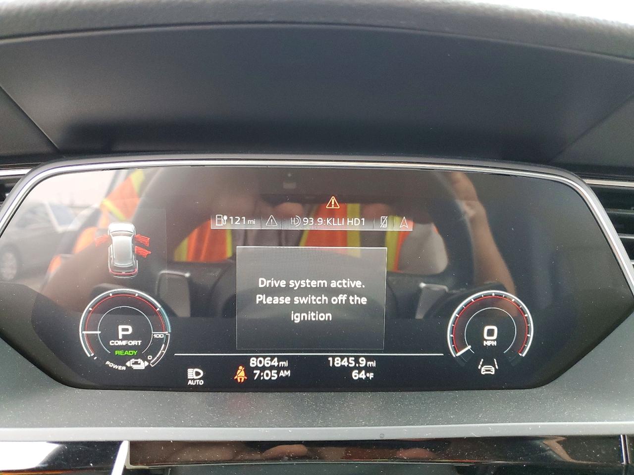 2022 Audi E-tron Premium Plus Серебряный vin: WA1LAAGE2NB033069