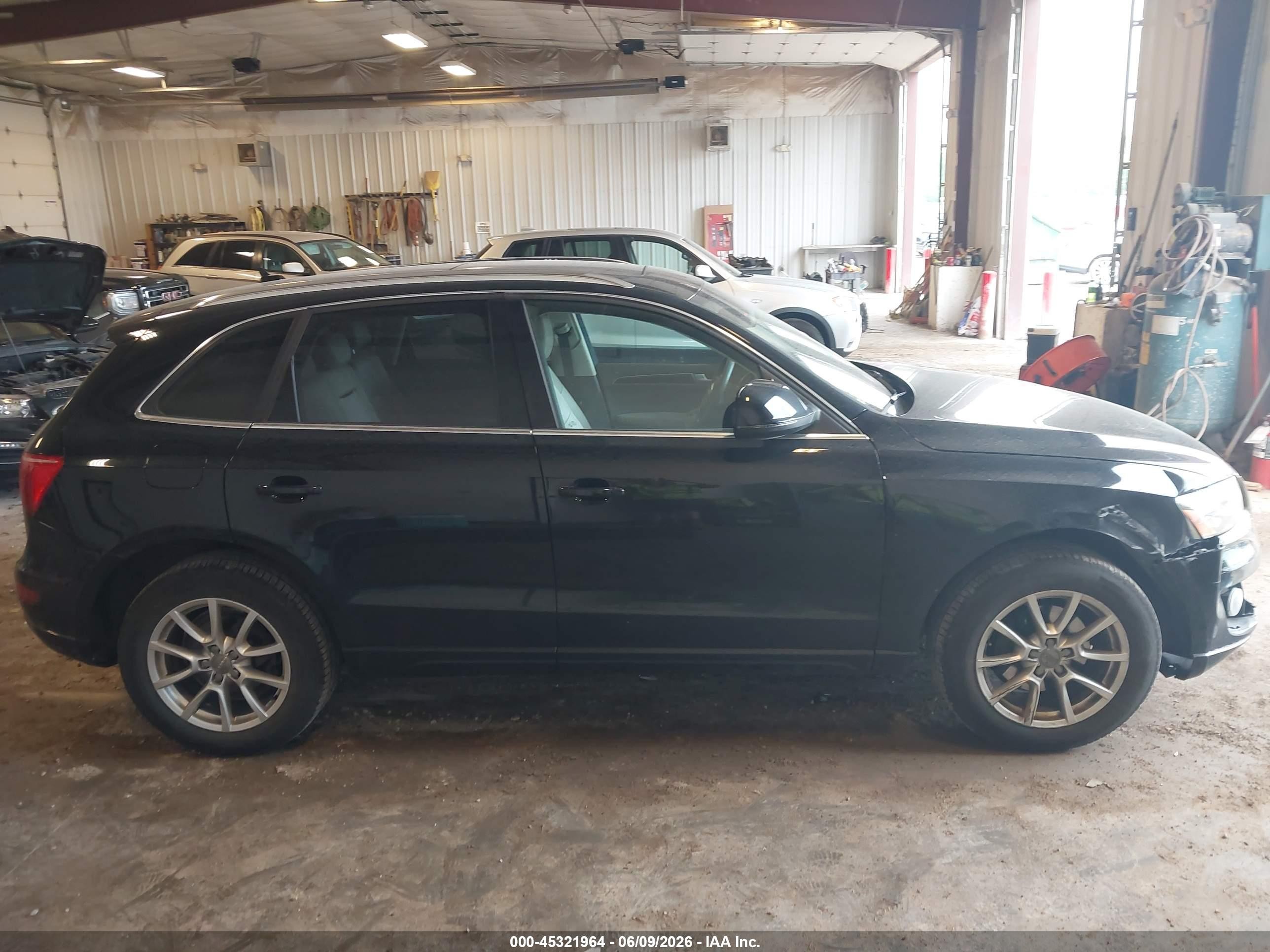 2011 Audi Q5 2.0t Premium Black vin: WA1LFAFP2BA014835