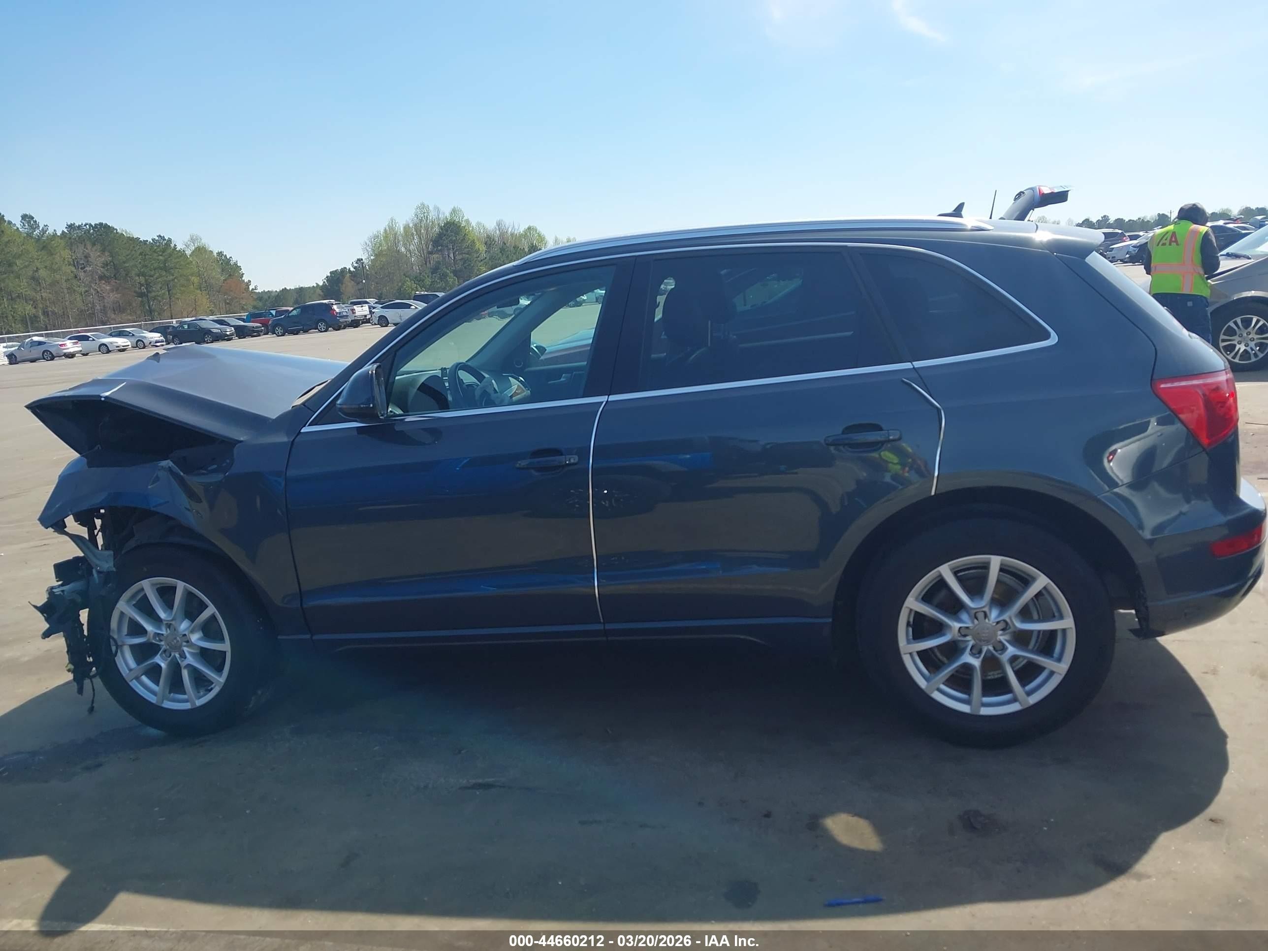 2011 Audi Q5 2.0t Premium Blue vin: WA1LFAFP4BA022841