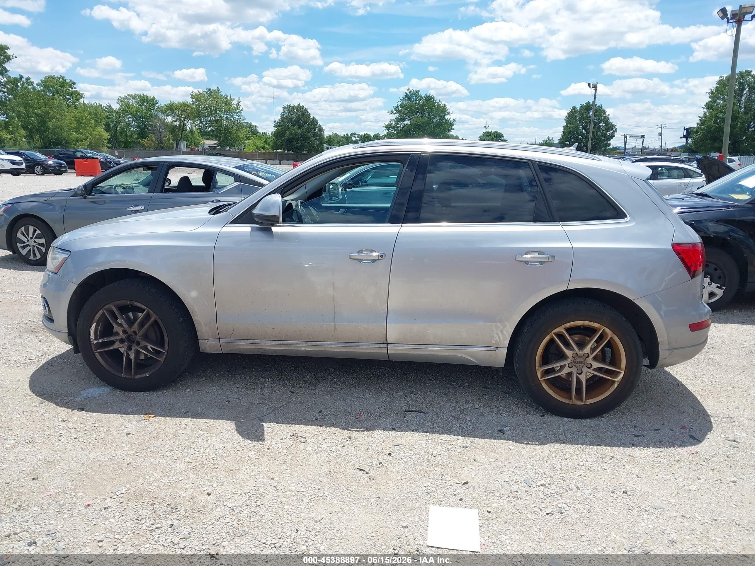 2015 Audi Q5 2.0t Premium Серебряный vin: WA1LFAFP5FA008582