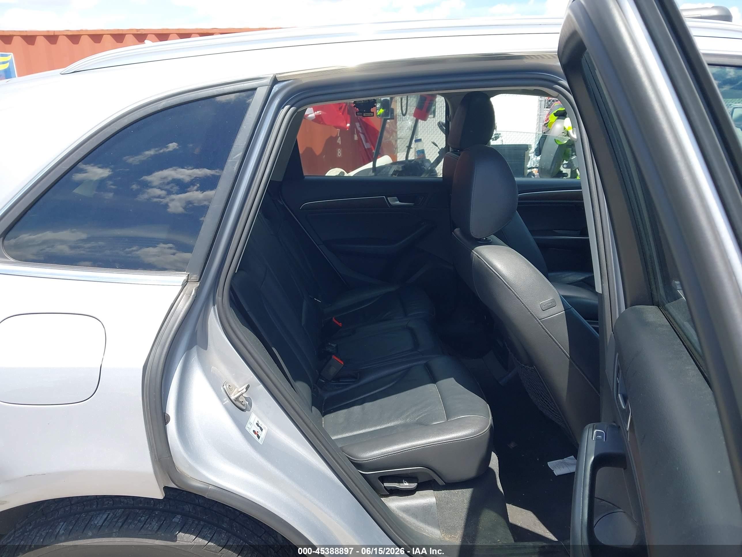 2015 Audi Q5 2.0t Premium Серебряный vin: WA1LFAFP5FA008582