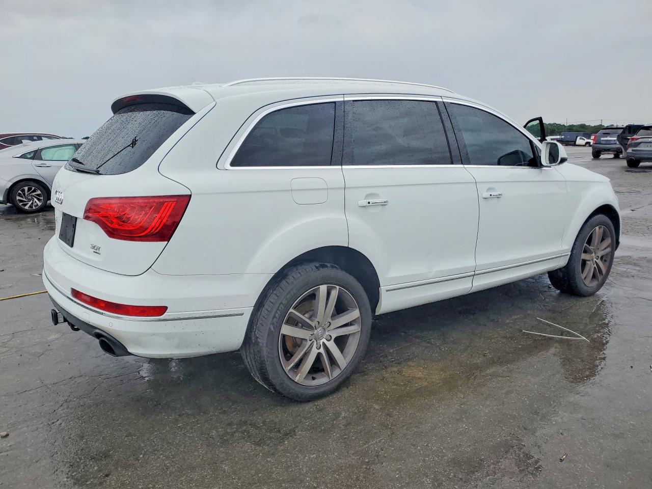 2015 Audi Q7 Premium Plus Белый vin: WA1LGAFE3FD004069