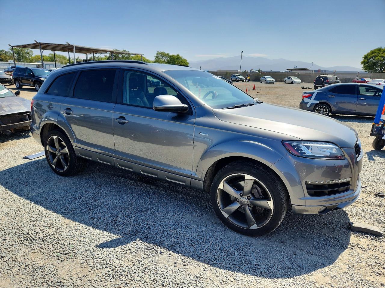 2015 Audi Q7 Premium Plus Серебряный vin: WA1LGAFE3FD030056