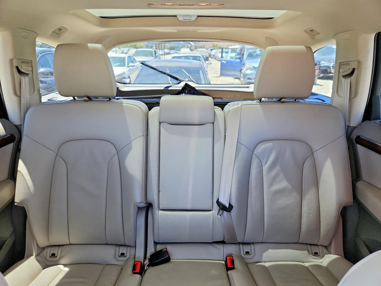 2015 Audi Q7 Premium Plus Белый vin: WA1LGAFE4FD021799