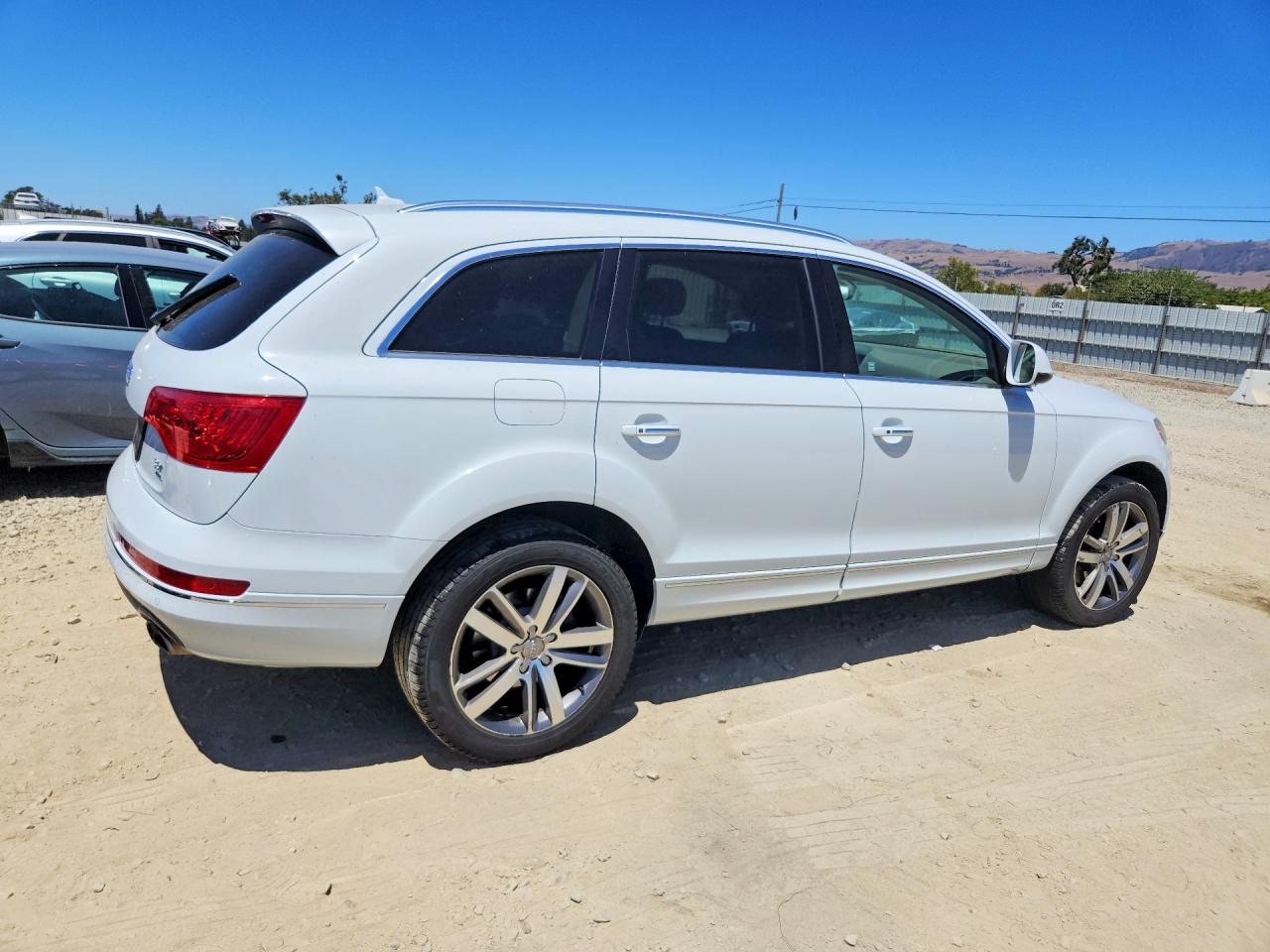 2015 Audi Q7 Premium Plus Белый vin: WA1LGAFE4FD021799